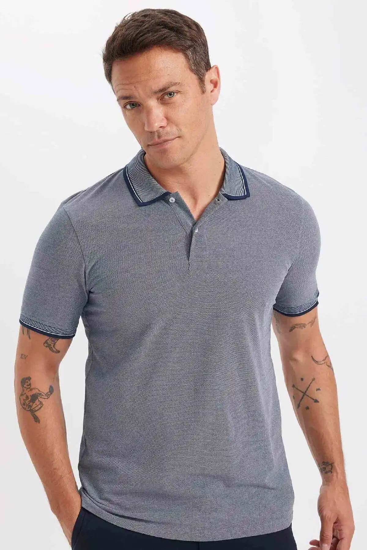 Defacto Slim Fit Polo Yaka Kol Bantlı Pamuklu Tişört Modern ve Şık Tasarım