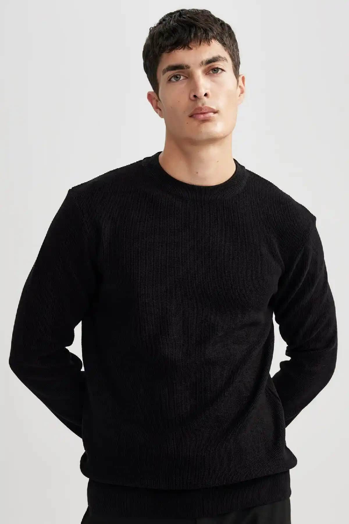 DeFacto Standart Fit Siyah Bisiklet Yaka Triko Kazak Günlük ve Şık Kombinler İçin