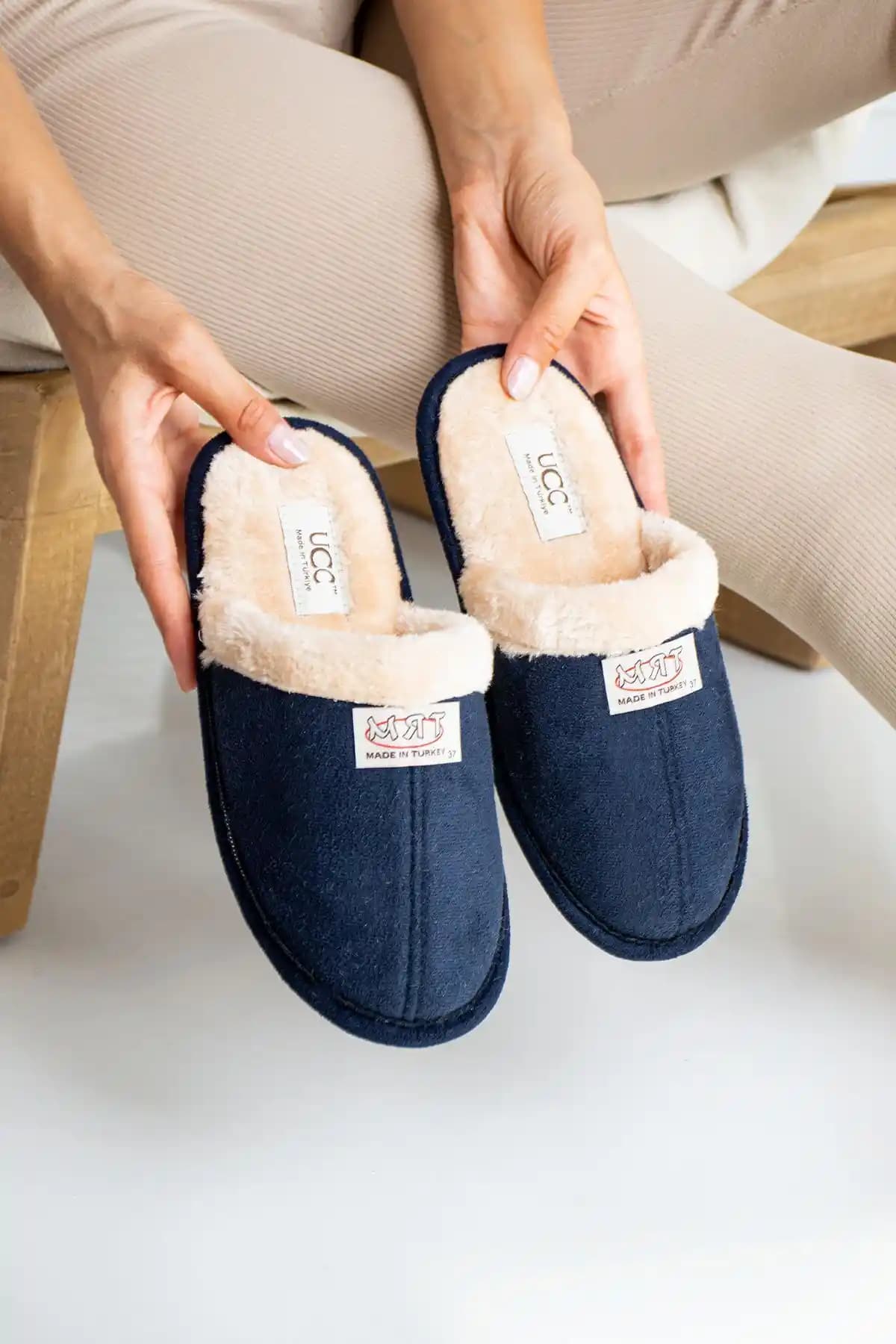 Fogs Pofuduk Ev Terliği Erkek ve Kadınlar İçin Konforlu ve Şık Günlük Kullanım Terliği