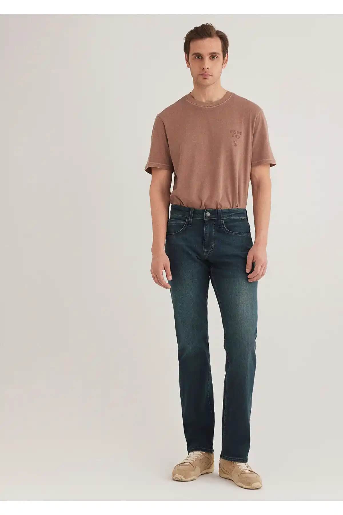 Mavi Hunter Premium Koyu Jean Pantolon: Şıklık ve Konforun Buluşması