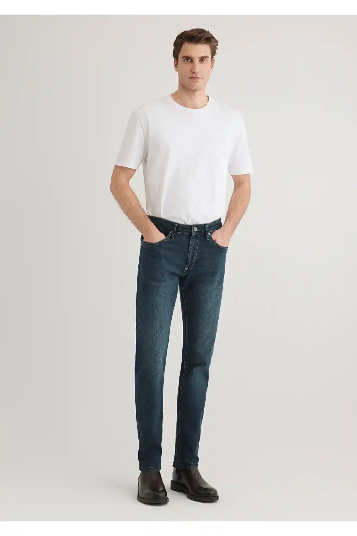 Mavi Marcus Premium Puslu Koyu Jean Pantolon: Şıklık ve Konforun Bir Arada Olduğu Modern Tasarım