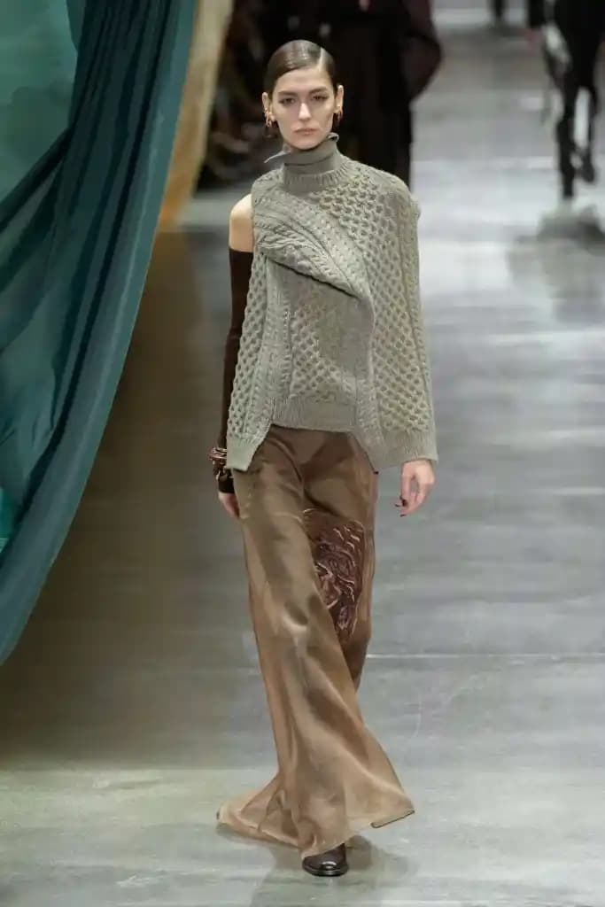 2025 Sonbaharında Moda Trendleri: Yapısal Kesimler, Vintage Esintiler ve Renk Paletleri