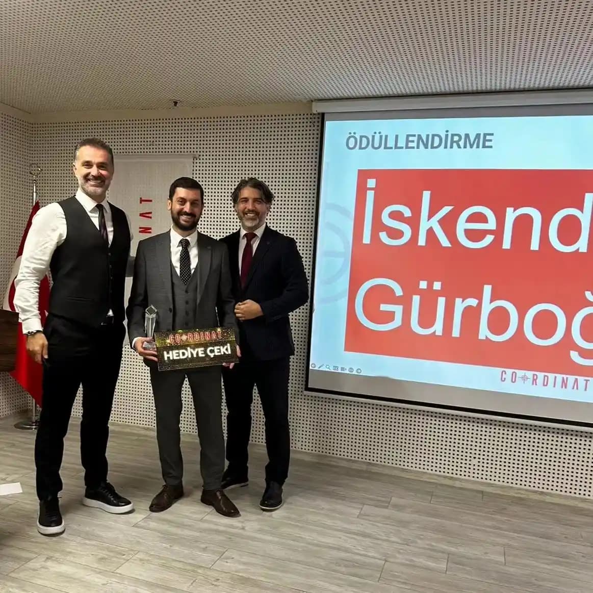 Güvensizlik Anlarında Kendine Güven Taklidi İçin Etkili Giyim Stratejileri ve Öneriler