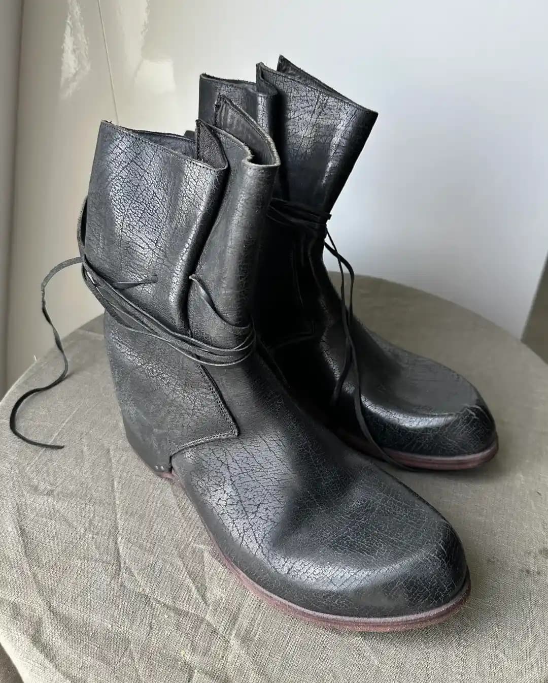 Individual Sentiments AW13/14 Atkı Deri Botlar: Kökeni ve Tasarım Analizi