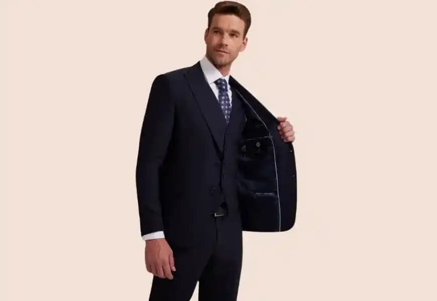 İş Seyahatleri İçin Dayanıklı ve Şık Takım Elbise Seçimi: Kumaş, Marka ve Pratiklik