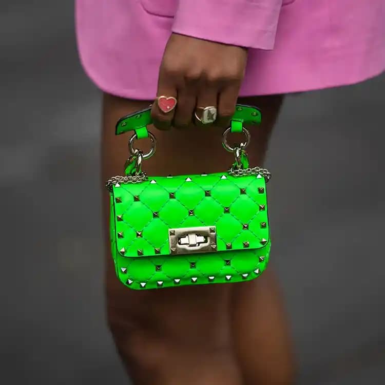 Neon Renkli Çantalarla Gardıropta Pratik ve Şık Kombinasyon Önerileri