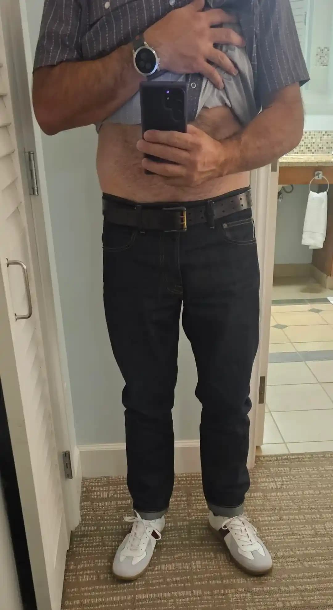 Raw Denim Jeanlerin Doğru Oturuşu ve Beden Seçimi: Konfor ve Estetik Dengesi