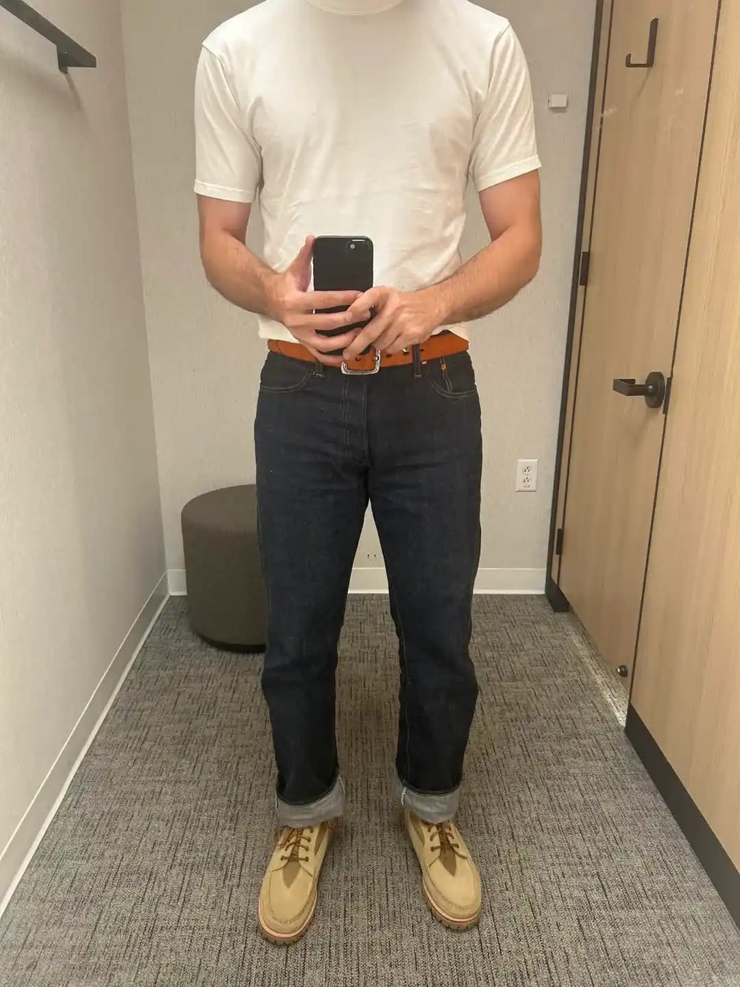 Resolute 711: Japon Denim Kültürüne Uygun Düşük Bel ve Düz Kesim Kot Modeli