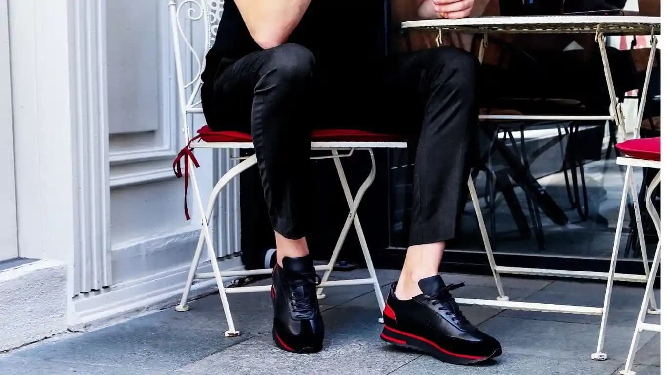 Siyah Ayakkabılar: Stil Uyumu, Öneriler ve Gerçekçi Beklentiler Üzerine Analiz