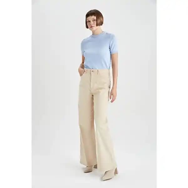 Yaz Modasında Geniş Paça Pantolonlar, Şeffaf Katmanlar ve Renkli Aksesuarlar