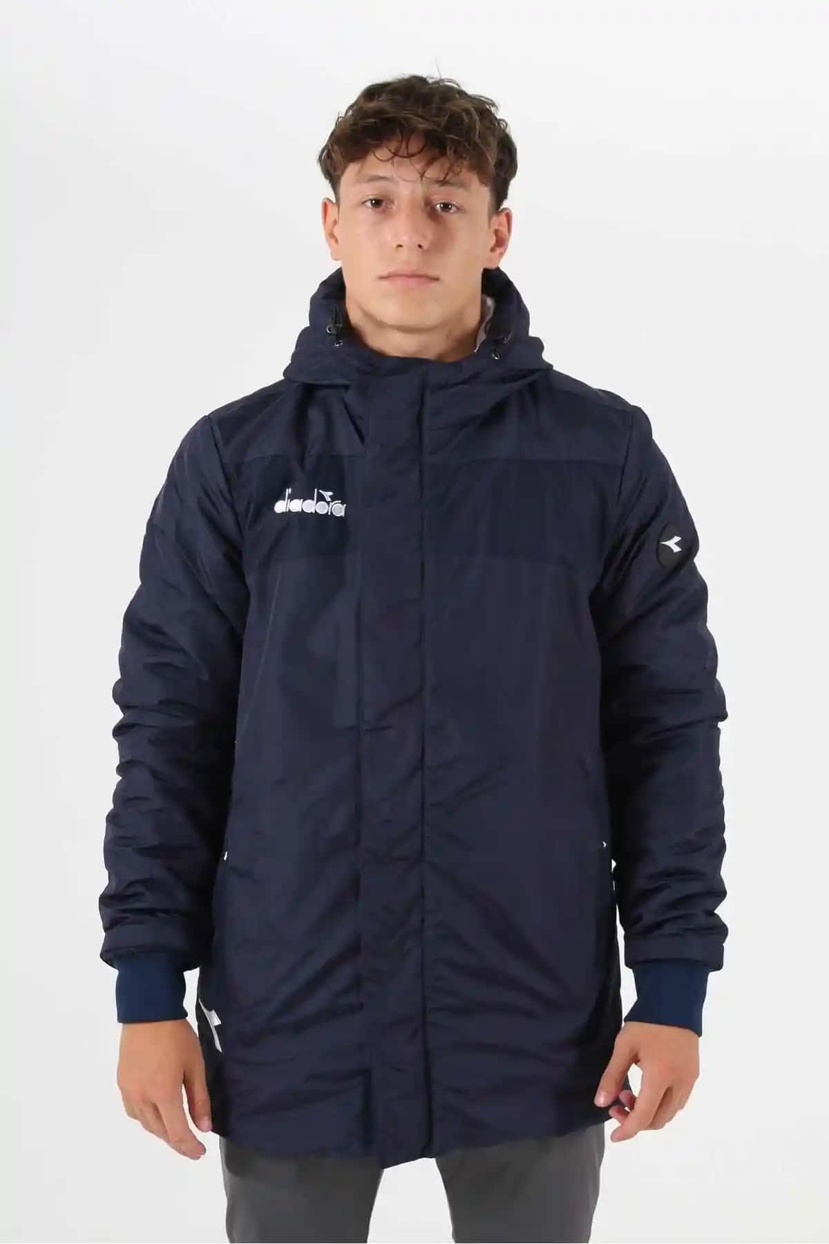 Diadora Forza Anorak Uzun Mont: Şık ve İşlevsel Spor ve Günlük Kullanım İçin