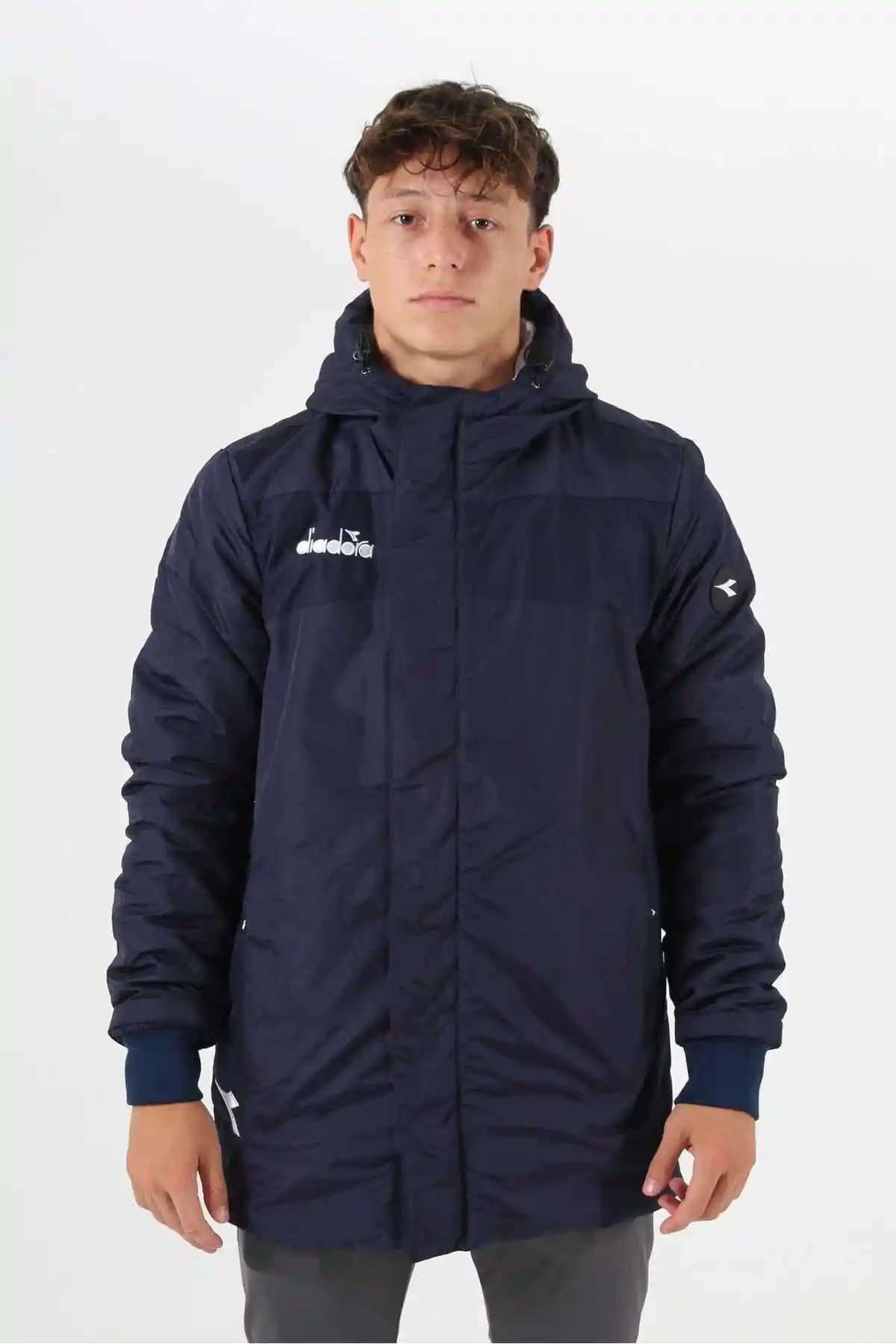 Diadora Forza Anorak Uzun Mont: Şık ve İşlevsel Spor ve Günlük Kullanım İçin