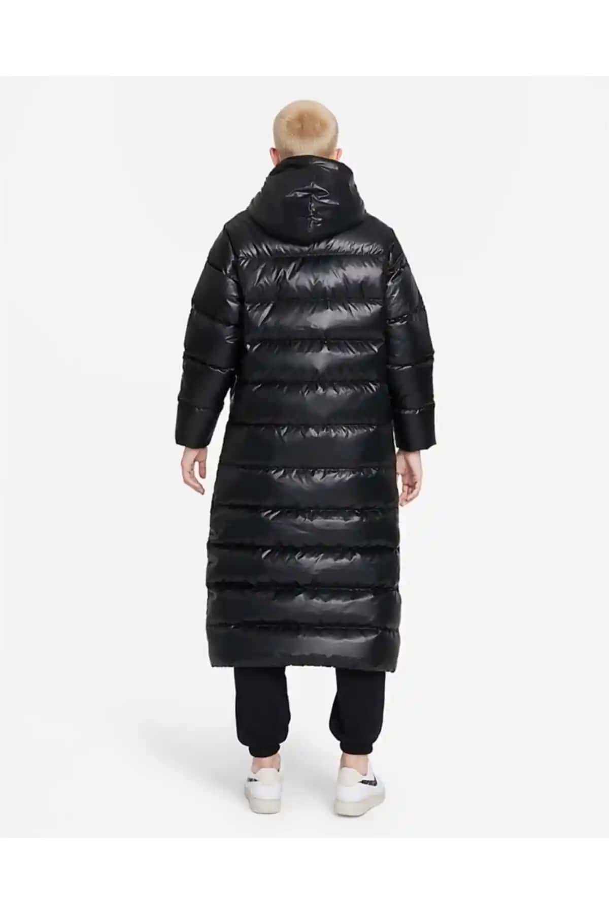 Nike Kadın Uzun Spor Montu: Şık ve Fonksiyonel Kış Giyim Seçeneği