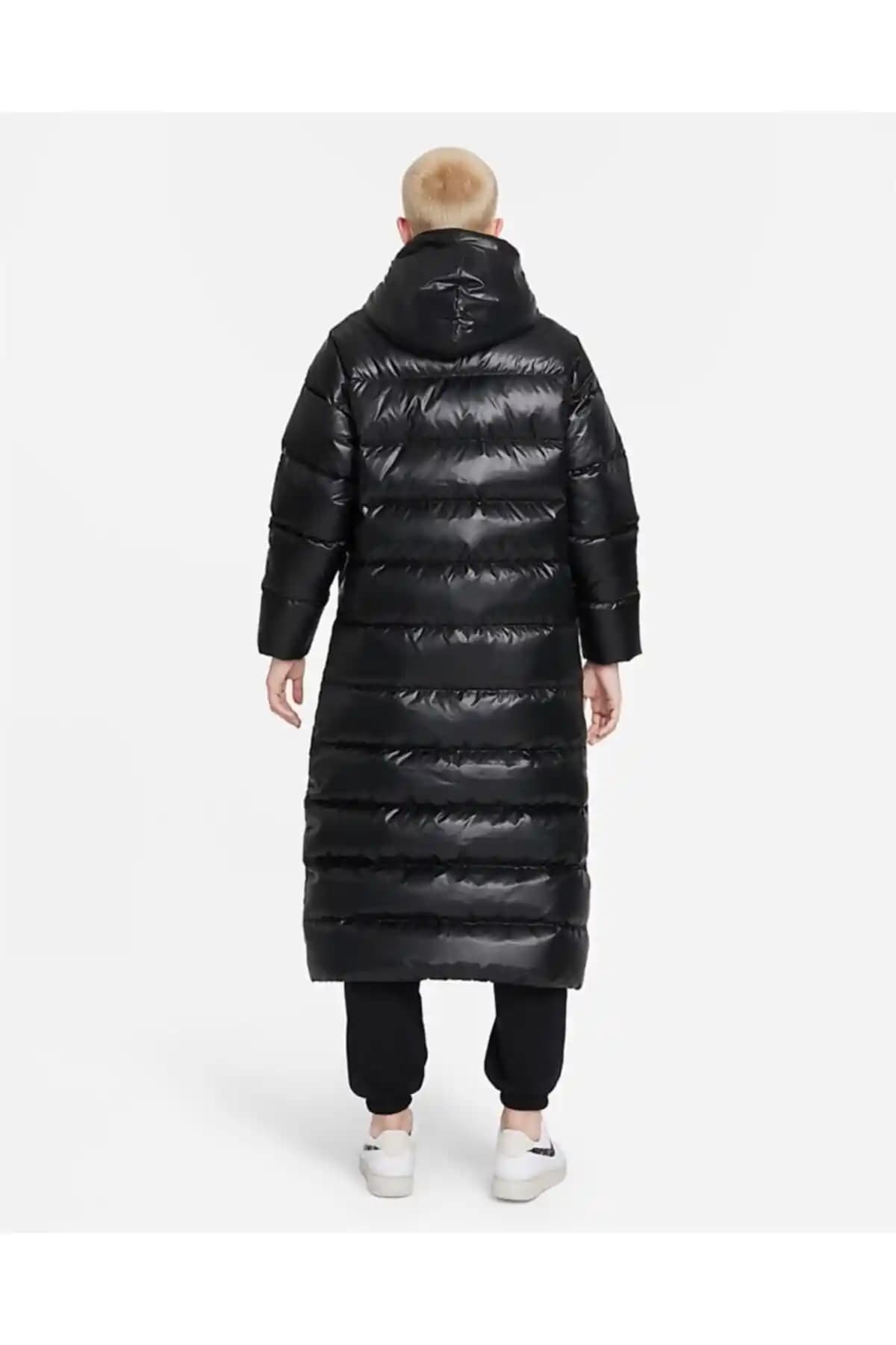 Nike Kadın Uzun Spor Montu: Şık ve Fonksiyonel Kış Giyim Seçeneği