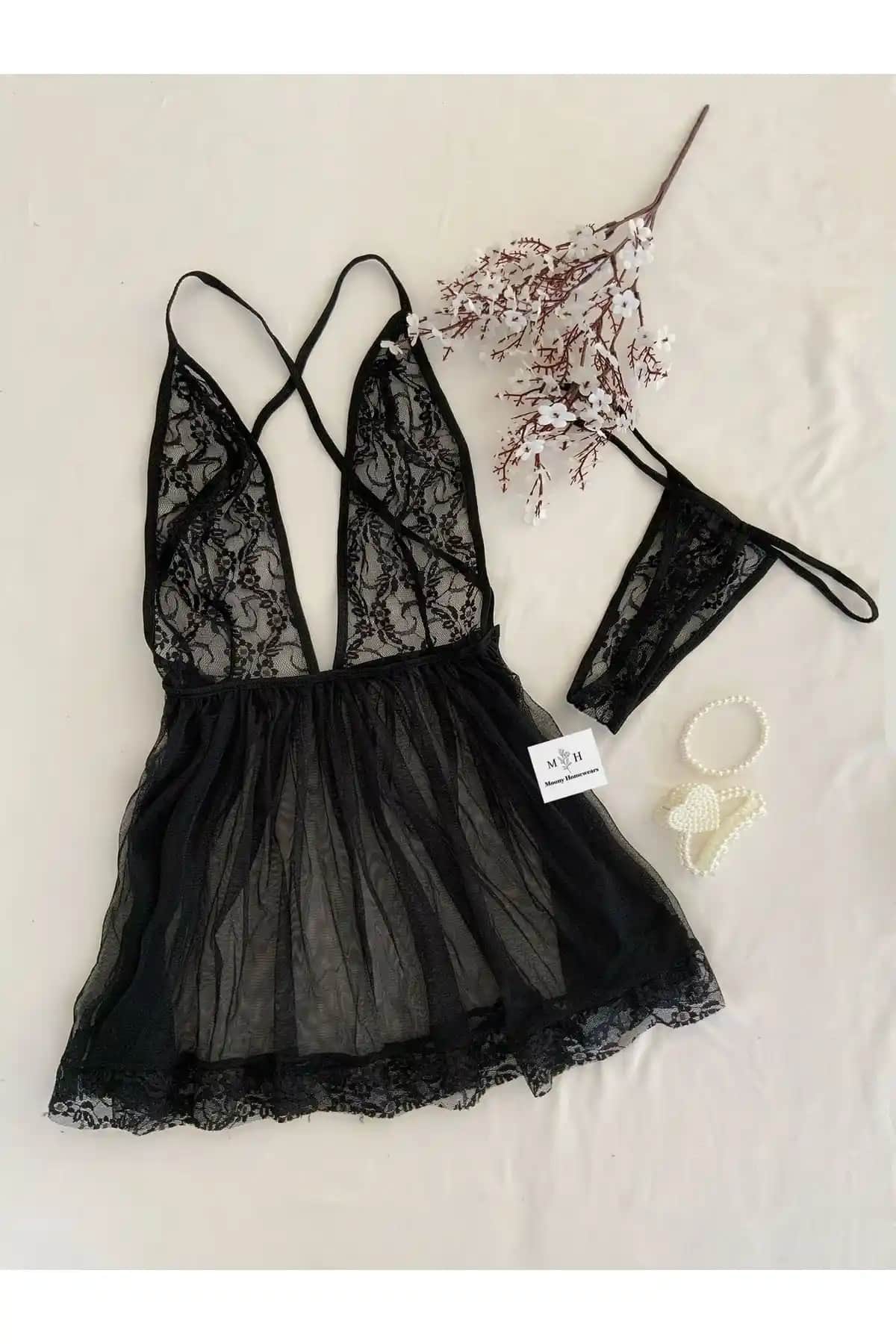 Siyah Kuğu Fantezi Gecelik Takımı: Şıklık ve Konforu Bir Arada Sunan Modern Tasarım