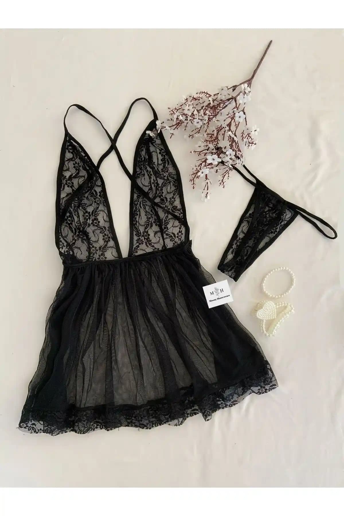 Siyah Kuğu Fantezi Gecelik Takımı: Şıklık ve Konforu Bir Arada Sunan Modern Tasarım