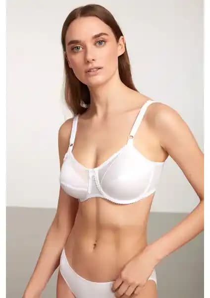 Kom Nelly Sütyen Beyaz: Estetik ve Rahatlık Sunan Toparlayıcı İç Giyim Ürünü