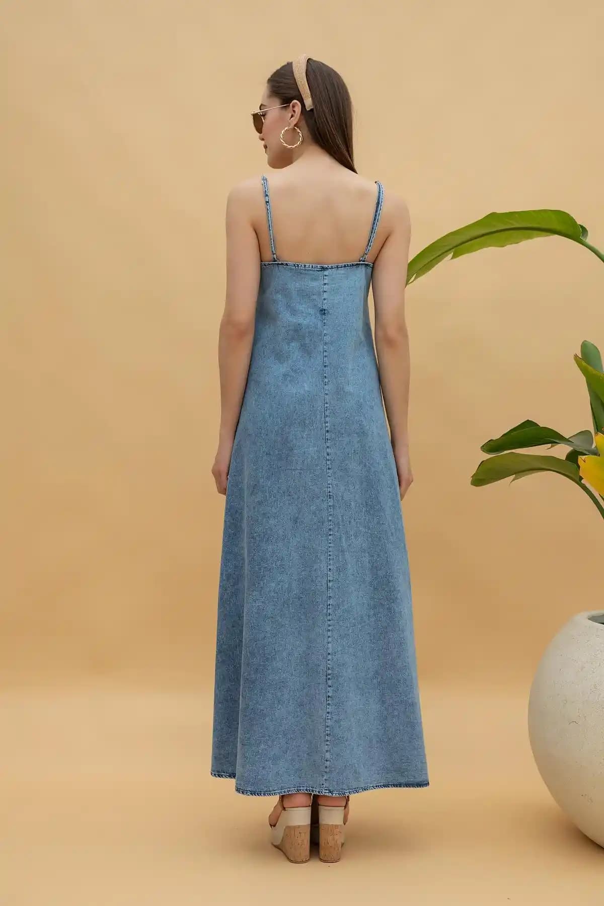 Askılı Denim Elbise Modelleri ve Stil Önerileriyle Modern Tarzınızı Yaratın