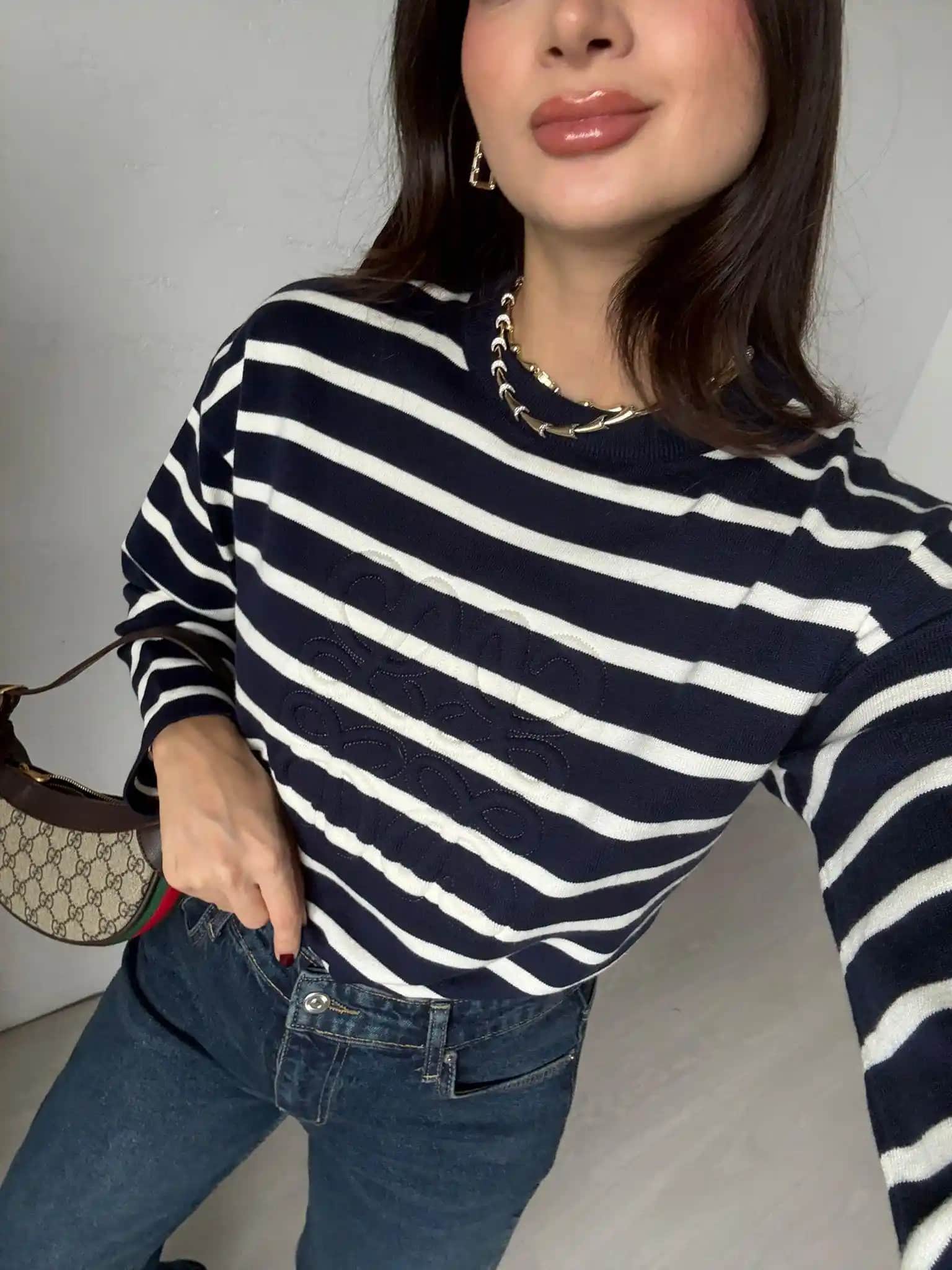 Beyaz Çizgili Kazaklar: Şıklık ve Konforun Modern Buluşması