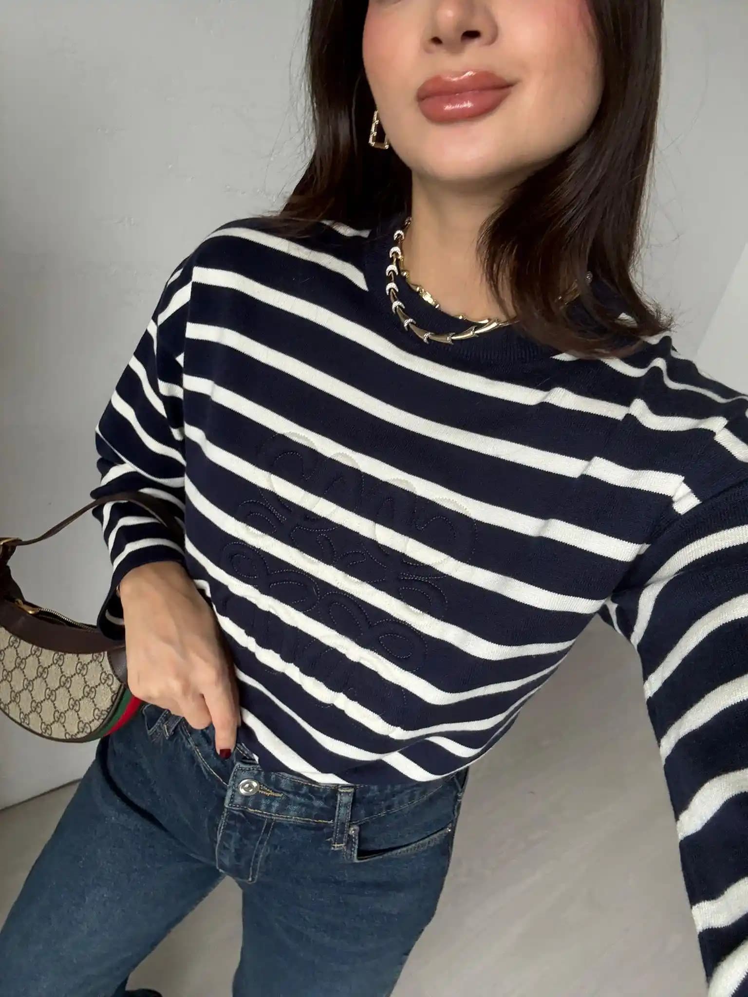 Beyaz Çizgili Kazaklar: Şıklık ve Konforun Modern Buluşması