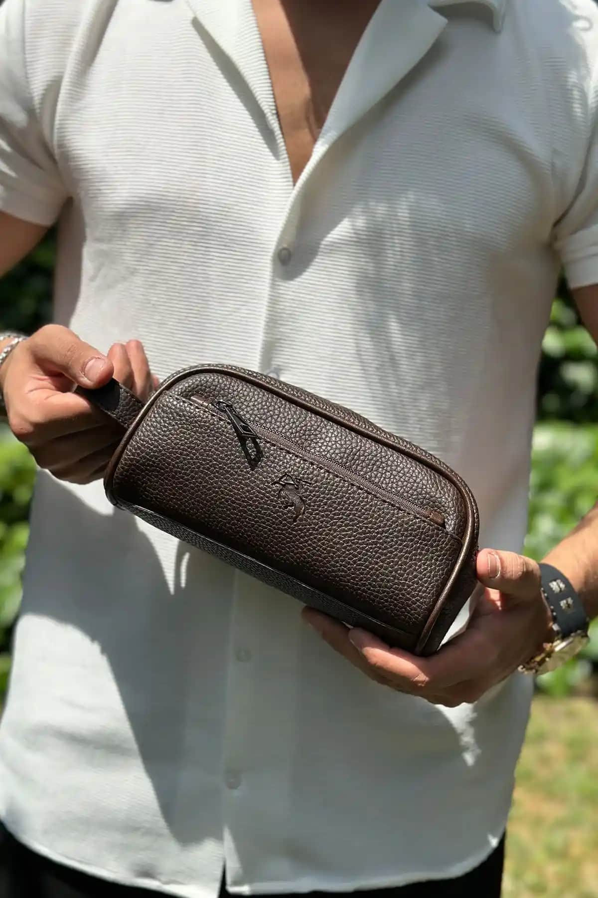 Erkekler İçin En İyi Seyahat El Çantası Seçenekleri ve Trendleri 2024