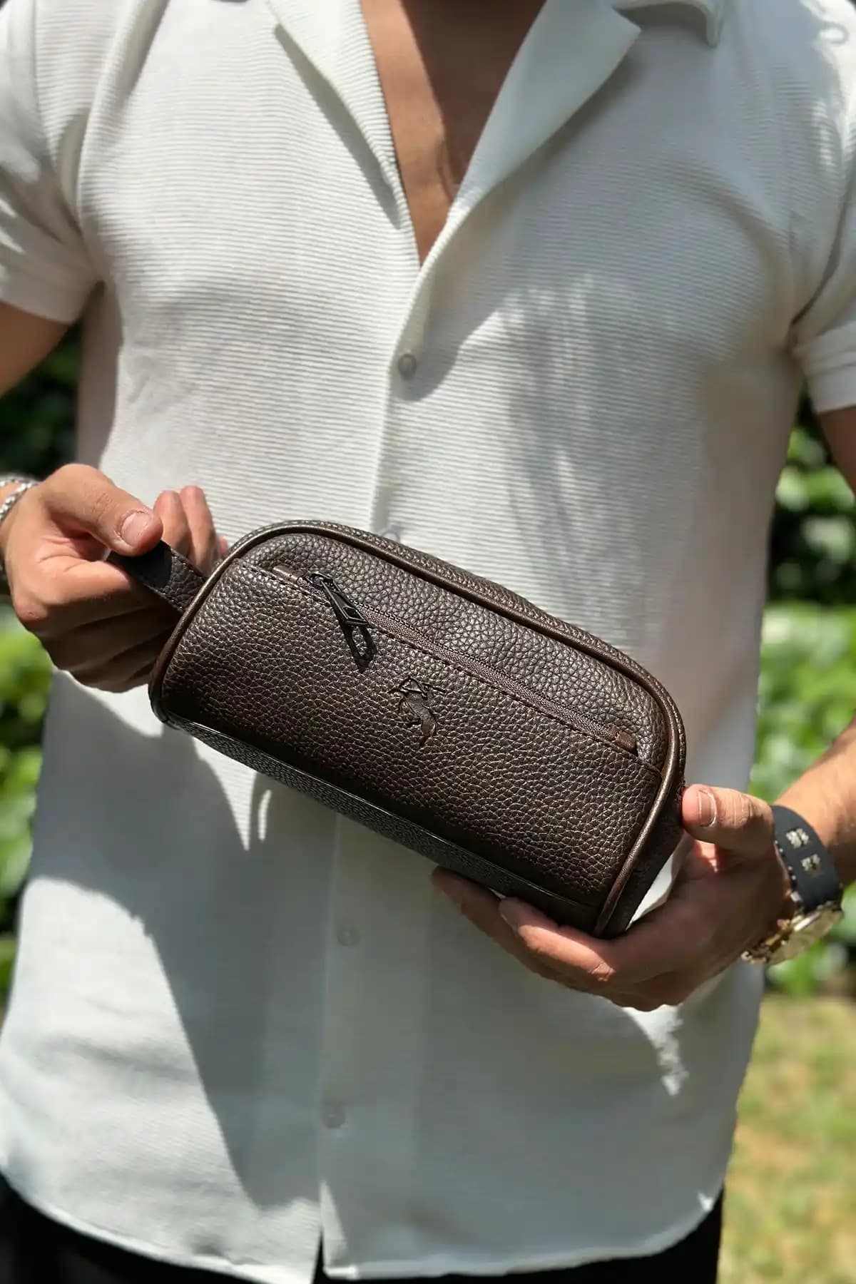 Erkekler İçin En İyi Seyahat El Çantası Seçenekleri ve Trendleri 2024