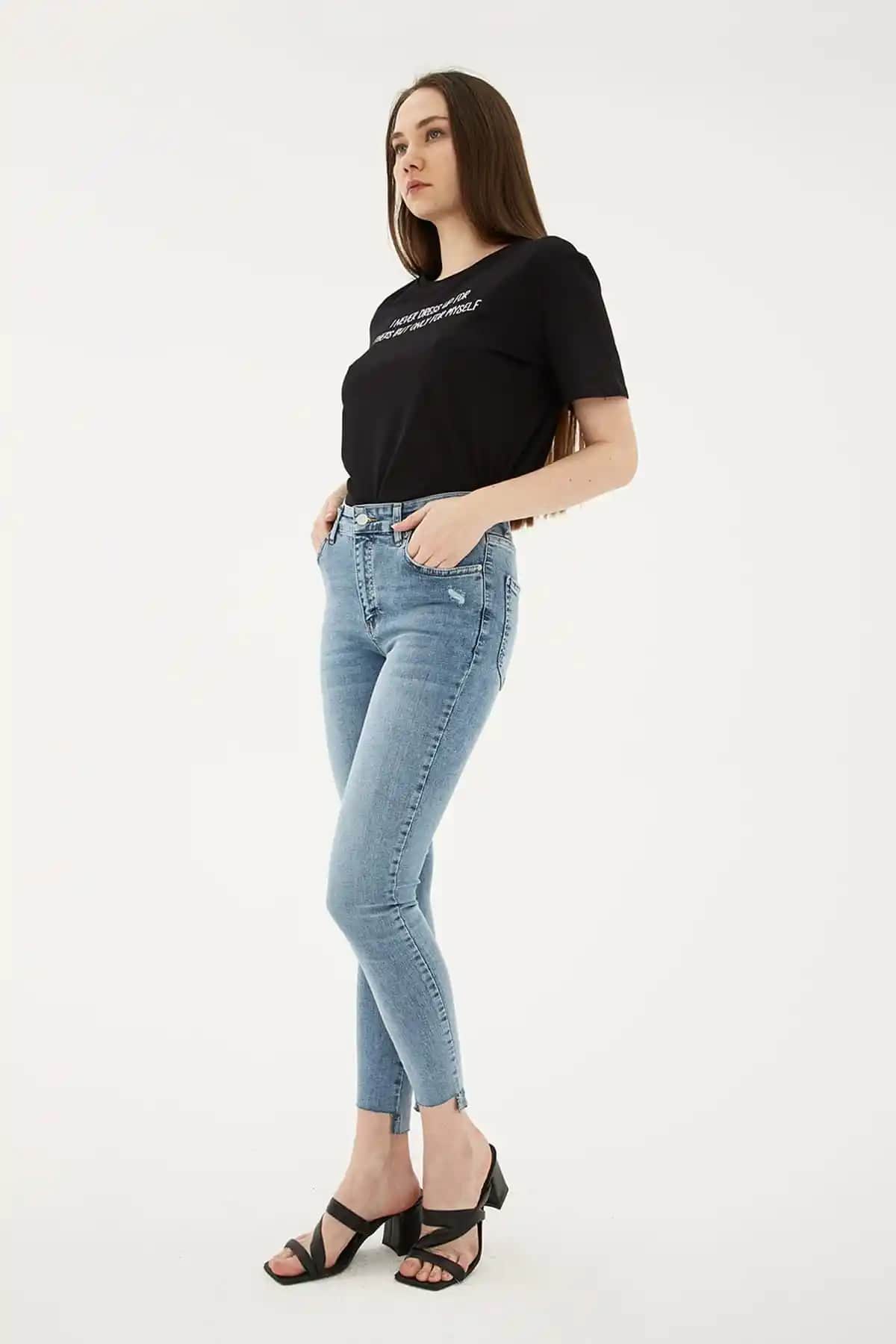 Kadın Denim Pantolon Modelleri ve Trendleri 2024 Güncel Seçenekler ve Stil Önerileri