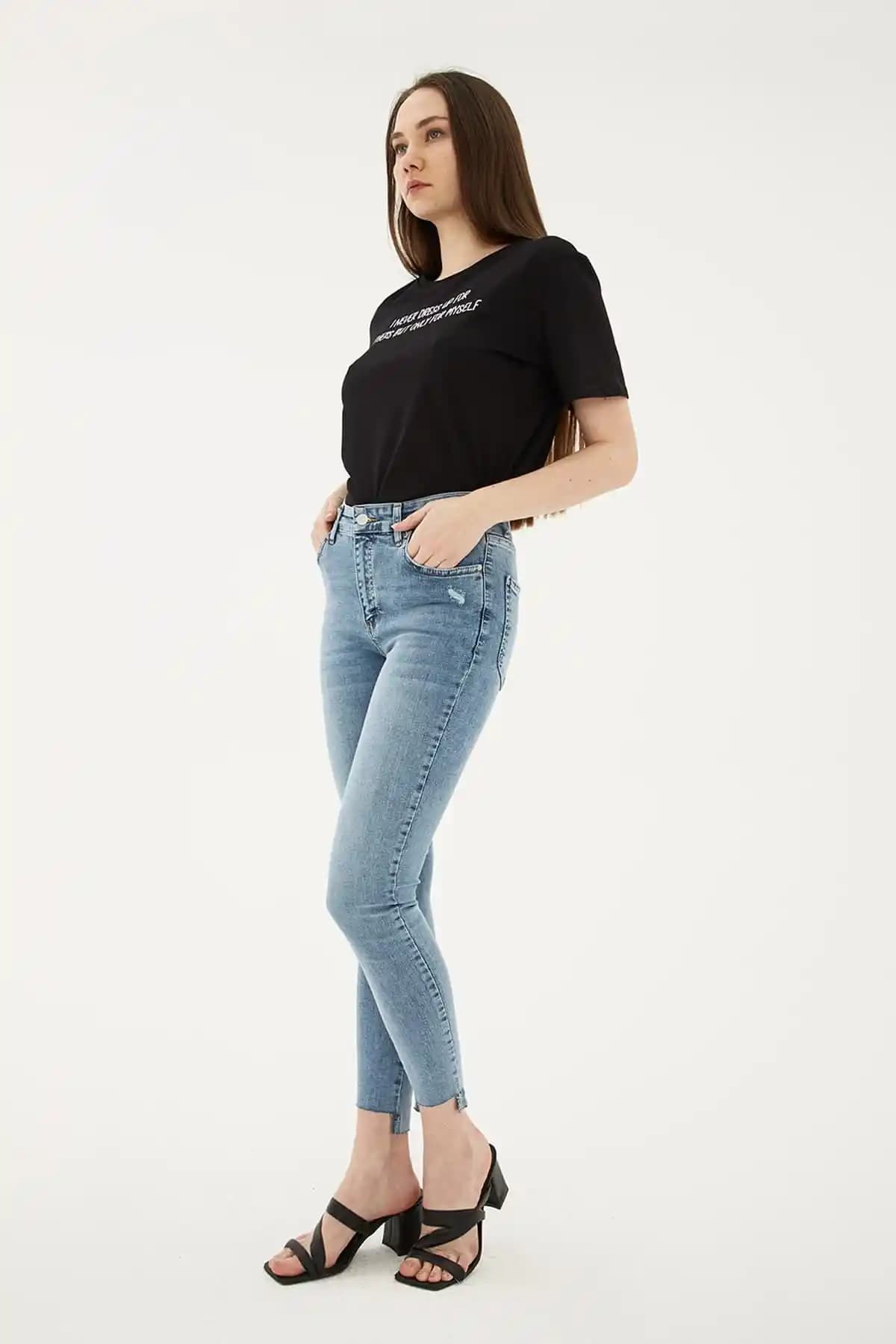 Kadın Denim Pantolon Modelleri ve Trendleri 2024 Güncel Seçenekler ve Stil Önerileri