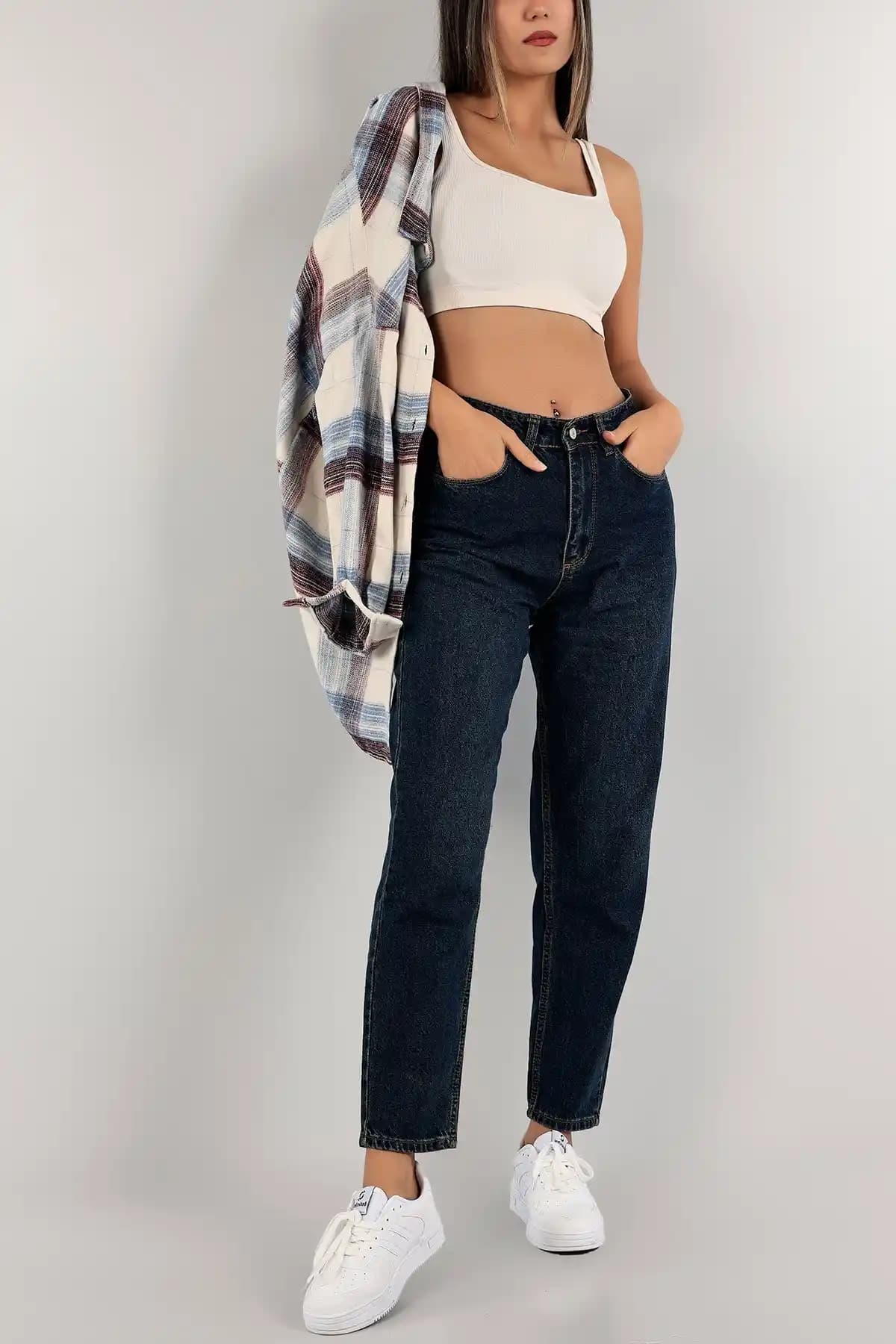 Kadın Mom Kot Pantolon Modası ve Kombin İpuçlarıyla Güncel ve Şık Görünüm