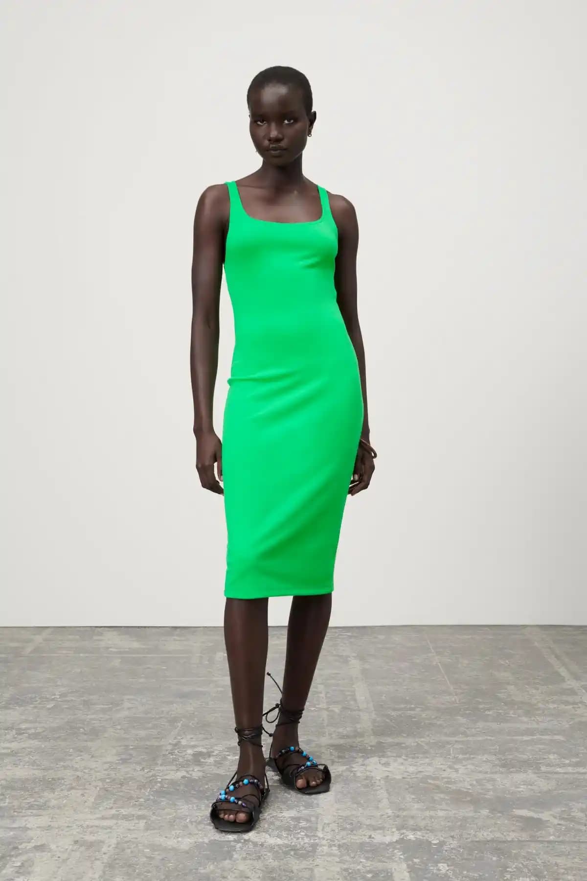 Zara Yeşil Askılı Elbise Koleksiyonu: Moda ve Şıklığın Uyumlu Buluşması