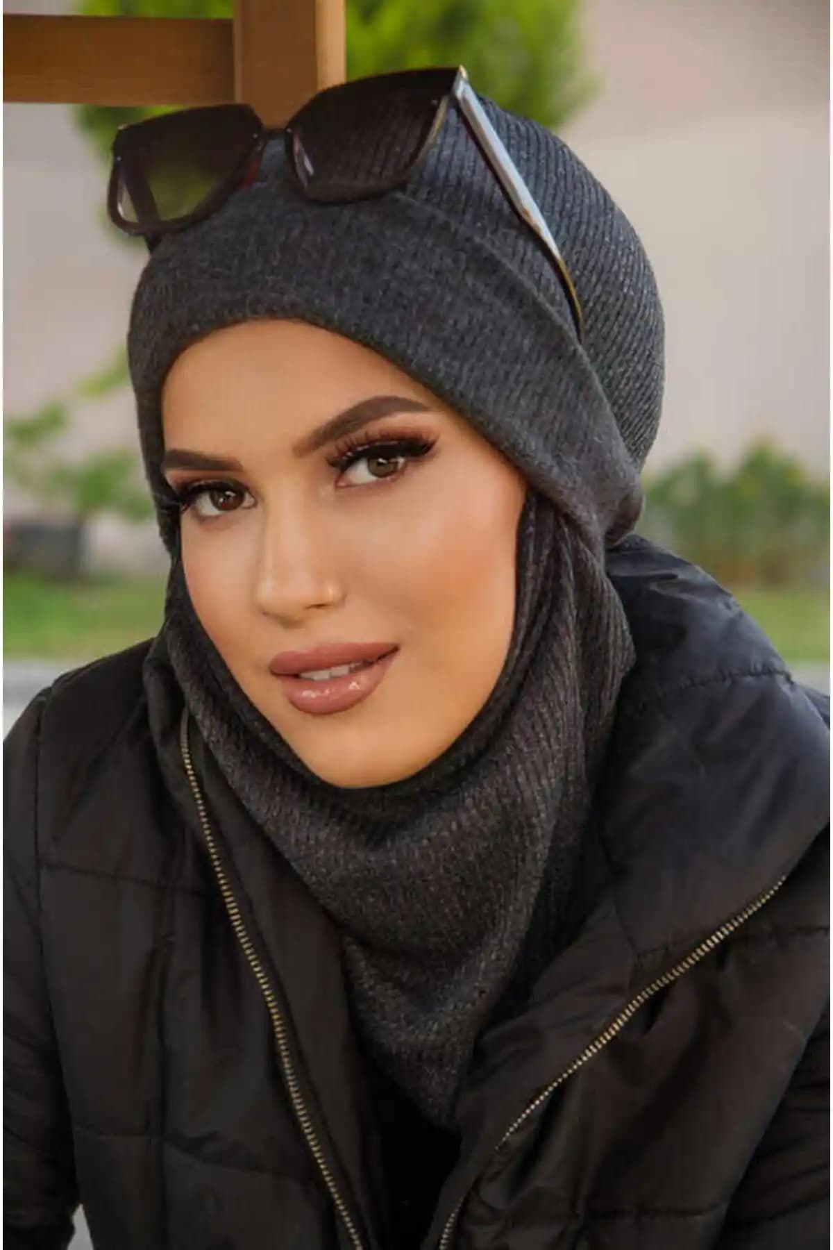 Aişe Tesettür Antrasit Maskeli Bere: Şık ve Fonksiyonel Kış Aksesuarı