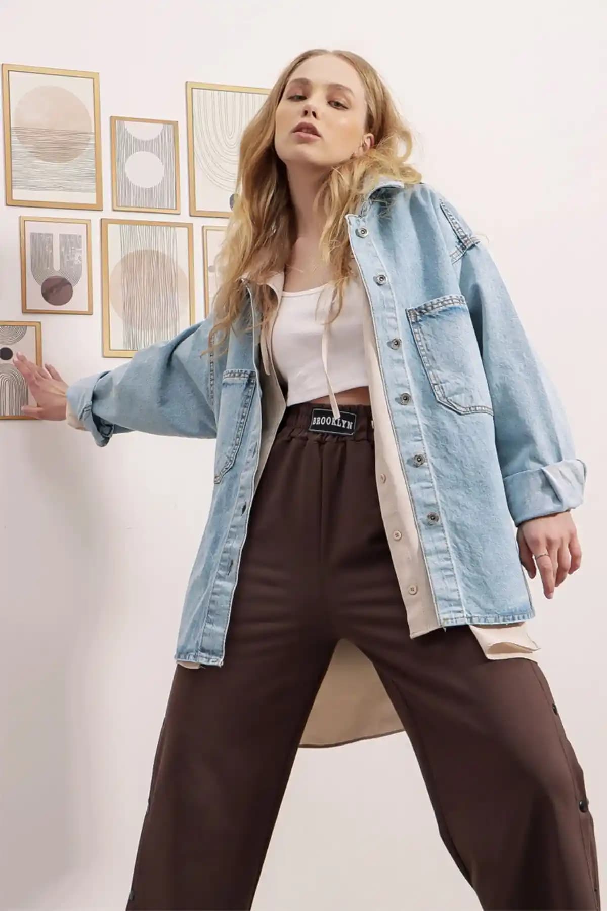 Alaçatı Stili Buz Mavi Oversize Denim Ceket Kadınlar İçin Modern ve Rahat Tasarım