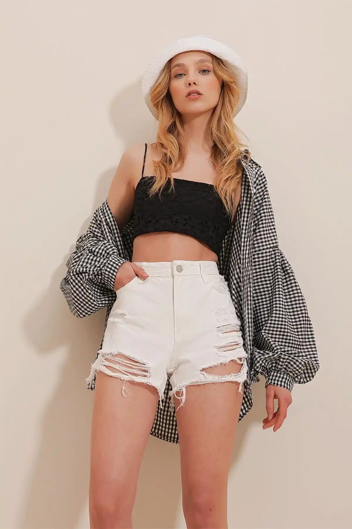 Alaçatı Stili Kadın Beyaz Yüksek Bel Beş Cepli Denim Şort Günlük ve Plaj Kombinleri İçin