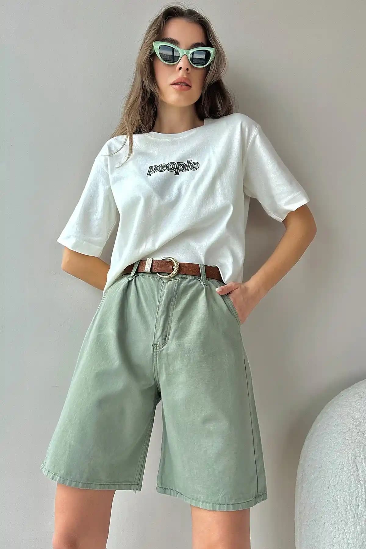 Alaçatı Stili Kadın Yeşil Yüksek Bel Wide Leg Denim Bermuda Şort Özellikleri ve Kombinasyon İpuçları