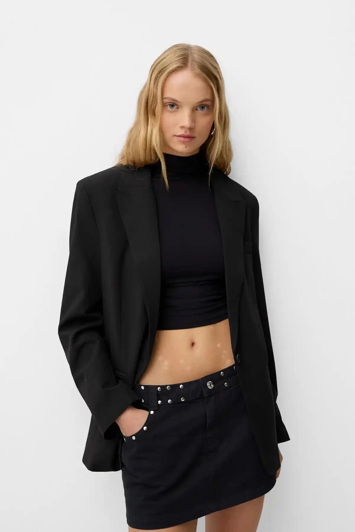 Bershka Basic Blazer: Şık ve Çok Yönlü Kadın Giyim Parçası