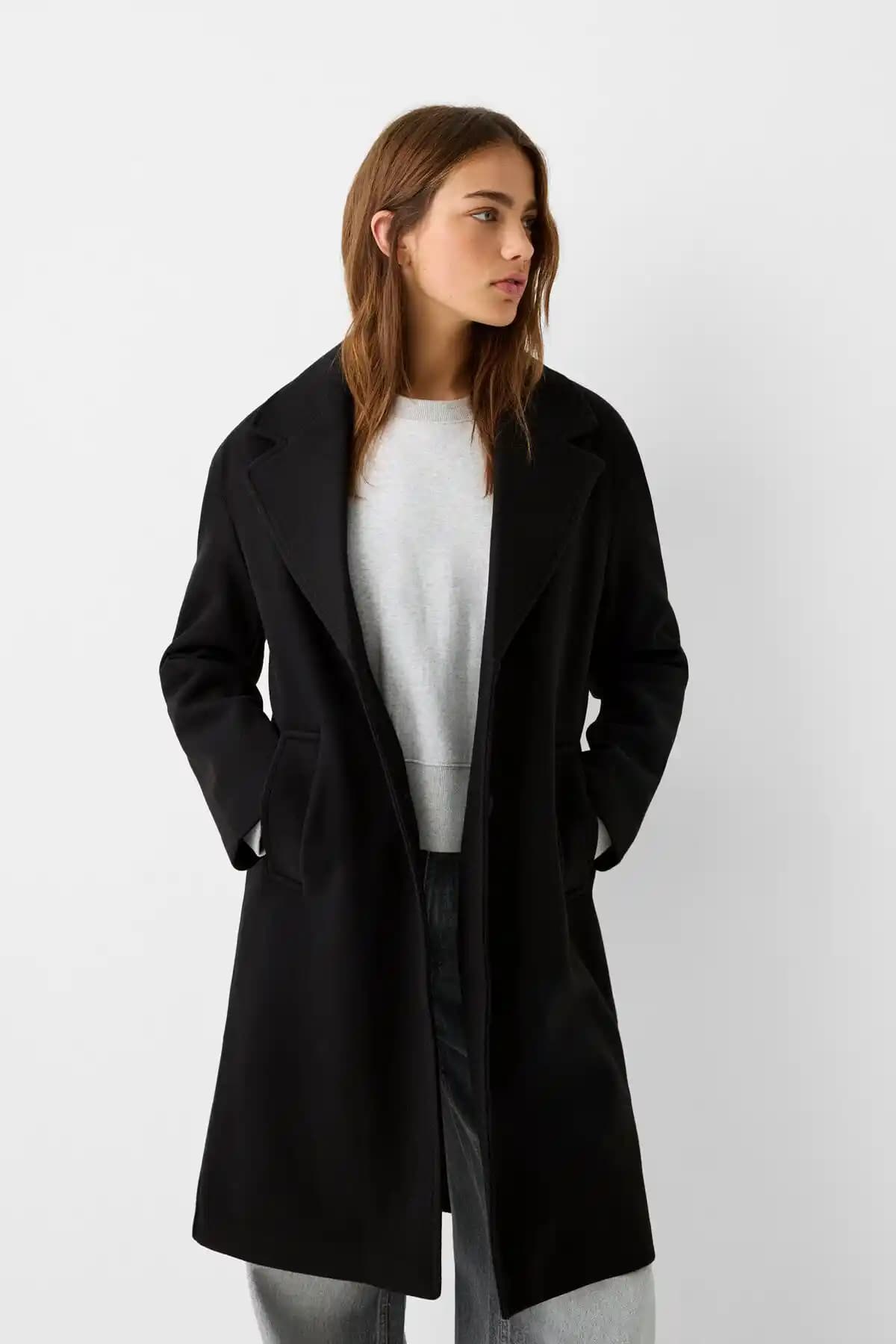 Bershka Yu<muş>ak Uzun Kaban: Modern ve Rahat Günlük Kış Giyim Seçeneği