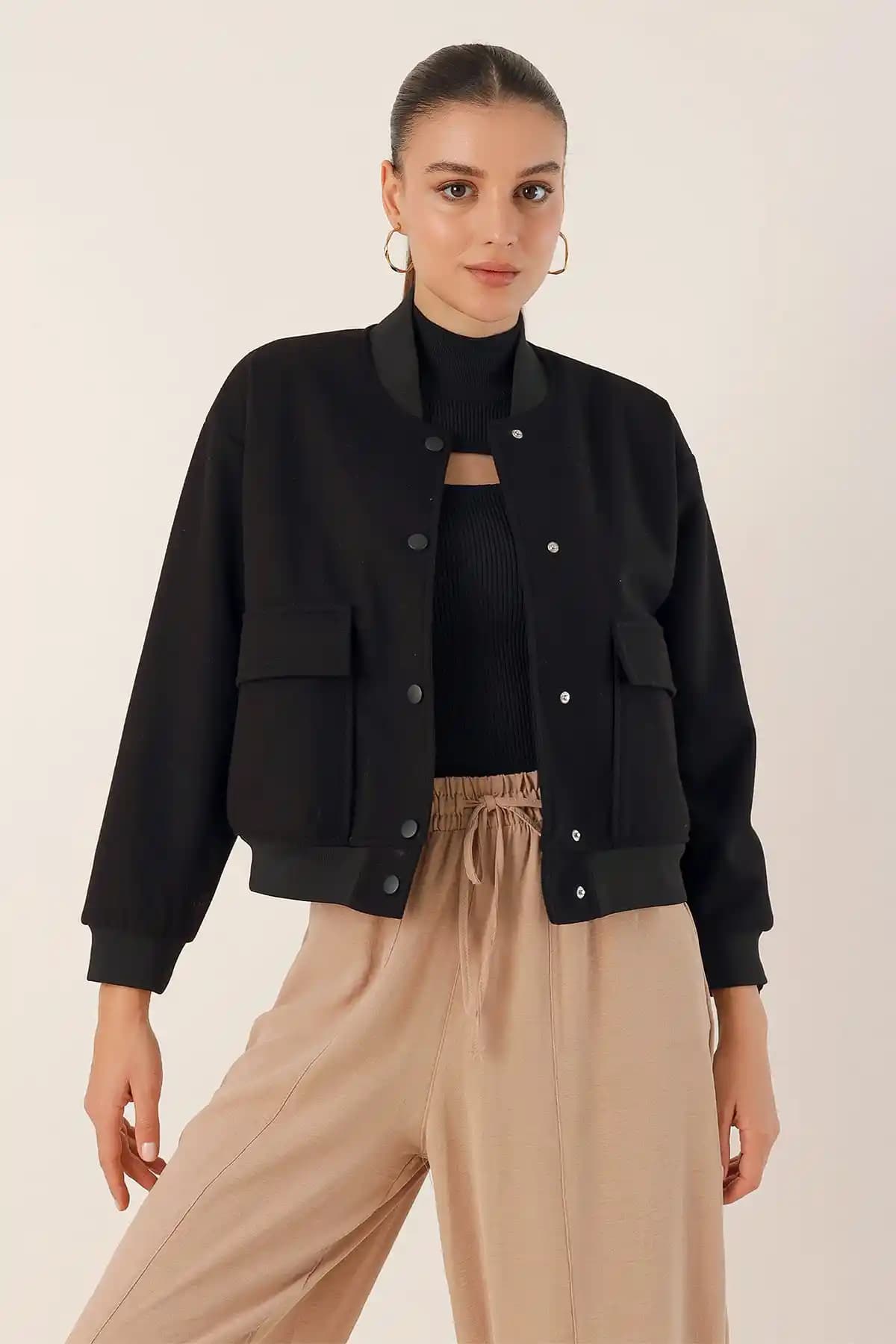 Bigdart 0688 ve Saade Siyah Kruvaze Crop Blazer Ceket Karşılaştırması