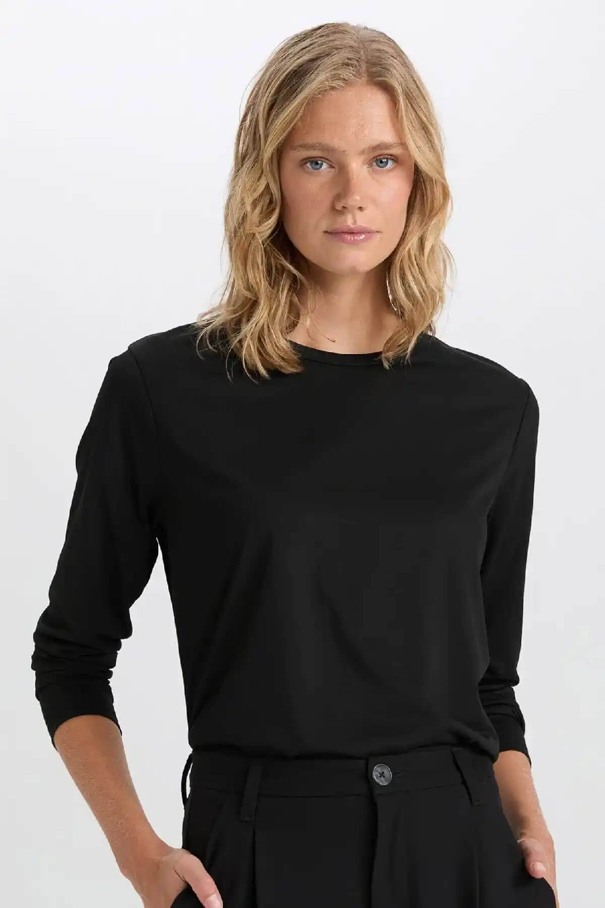 Defacto Basic Tişört ve Yumuşak Dokulu Kazak Karşılaştırması: Kumaş, Tasarım ve Kullanım Alanları