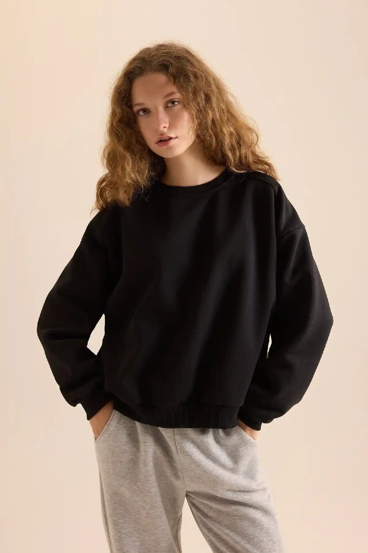 Defacto Coool Oversize Siyah ve Gri Sweatshirt Karşılaştırması