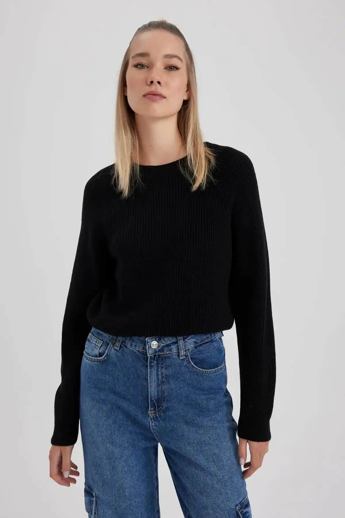 DeFacto Coool Regular Fit Bisiklet Yaka Kazak: Şık ve Rahat Günlük Giyim Parçası