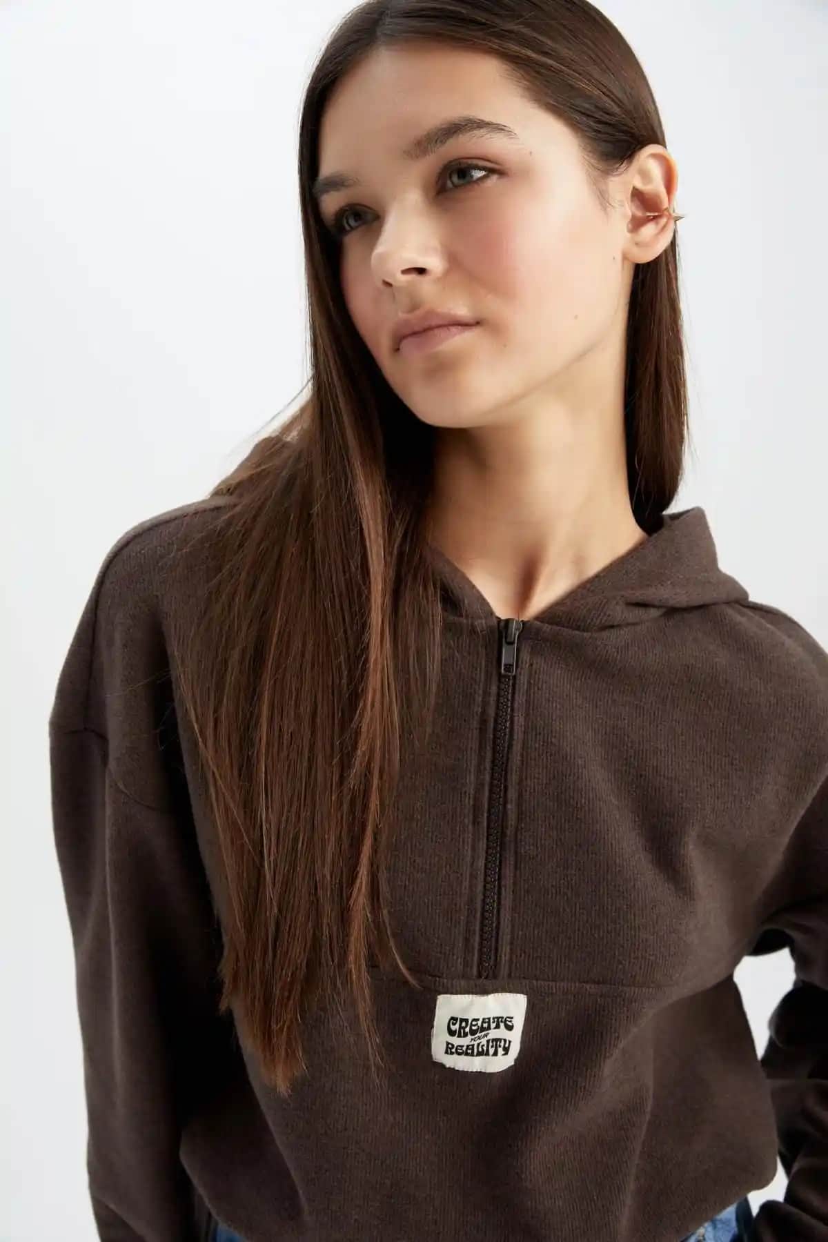 DeFacto Coool Regular Fit Kapüşonlu Sweatshirt: Şıklık ve Konforun Bir Arada Olduğu Model