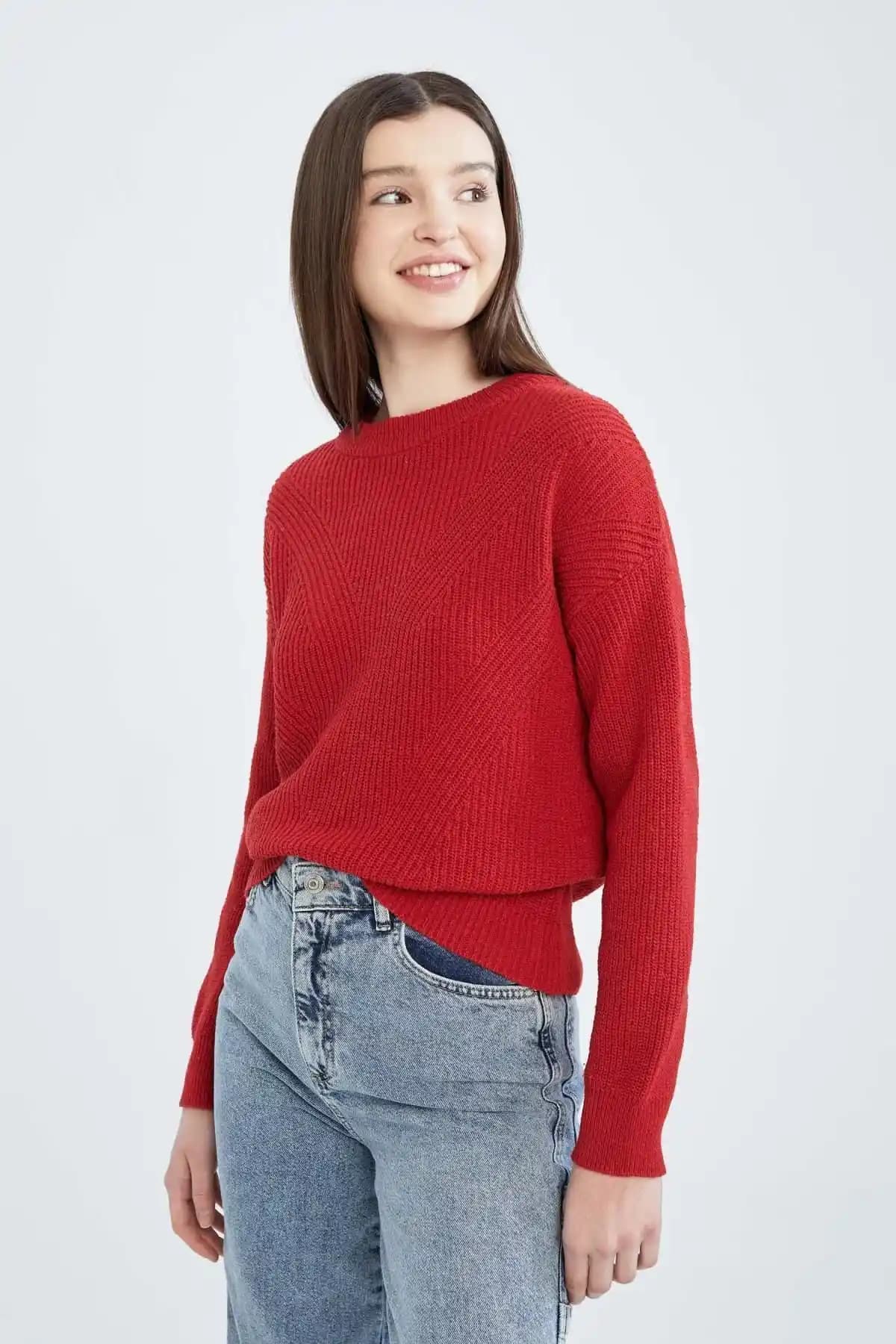 Defacto Kazak ve Tişört Modelleri Karşılaştırması: Hangi Ürün Size Daha Uygun