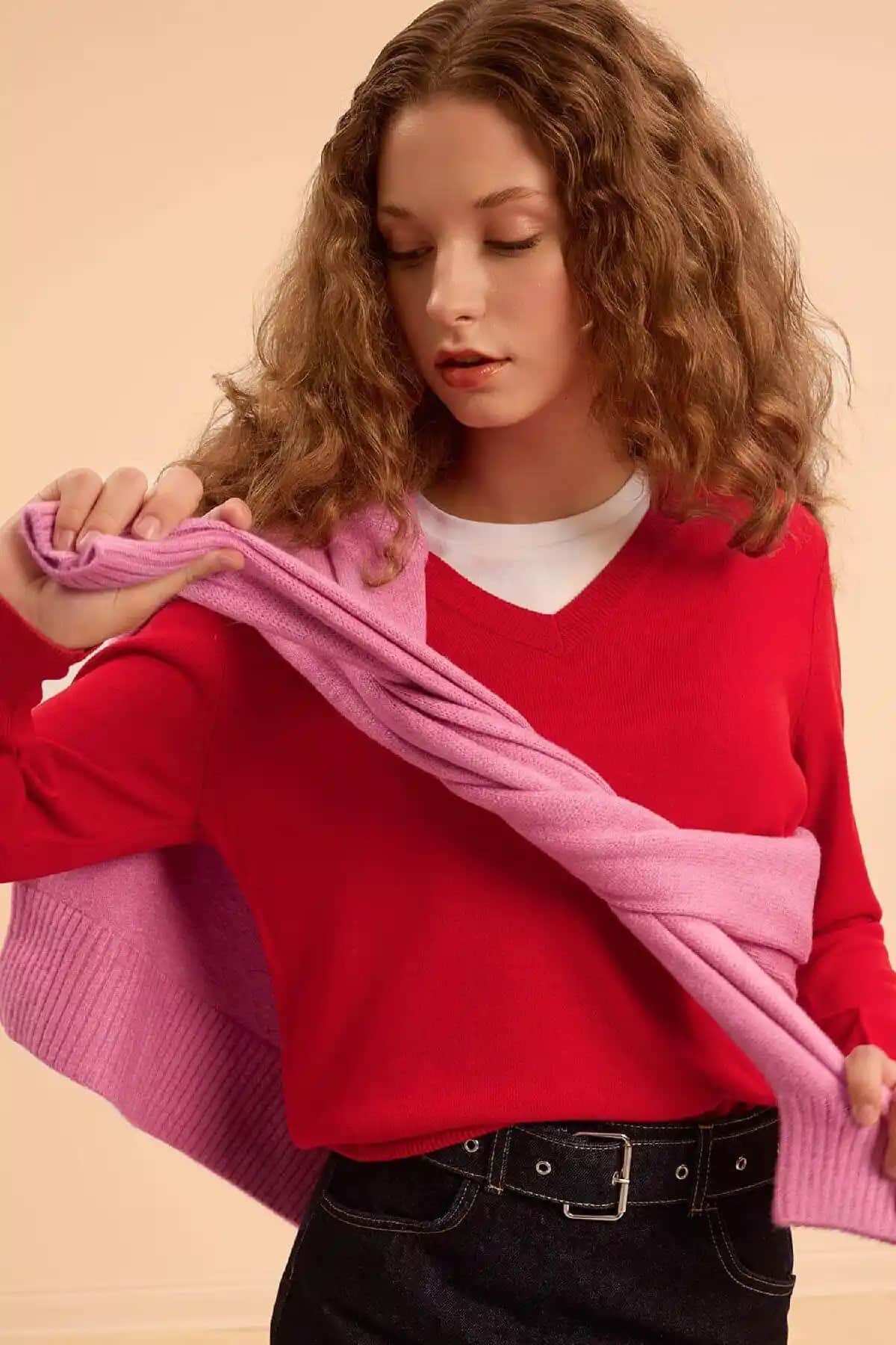 Defacto Kırmızı ve Siyah Relax Fit V Yaka Triko Kazak Karşılaştırması