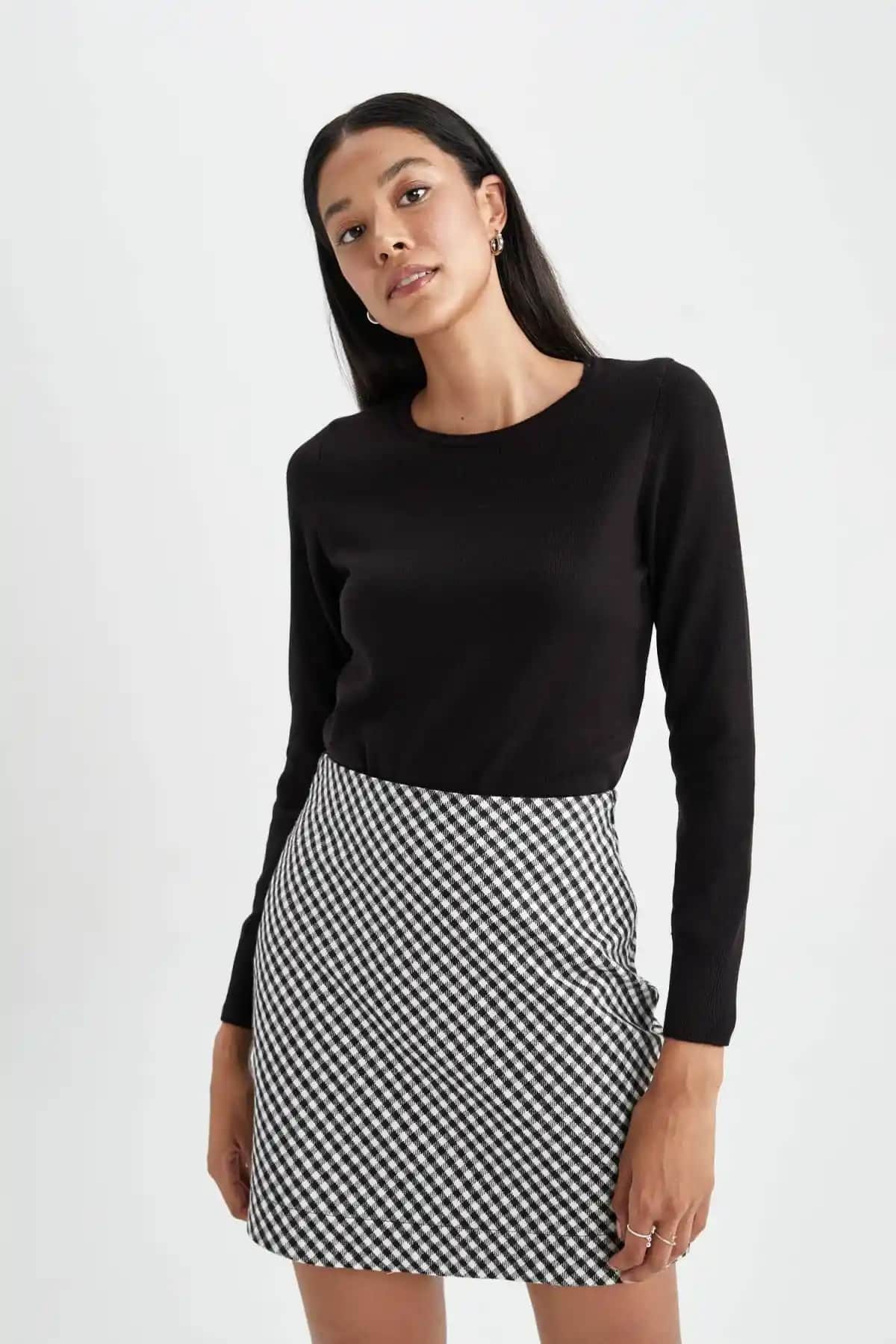 Defacto'nun düzenli oturuş bisiklet yaka kazak modellerinin karşılaştırması