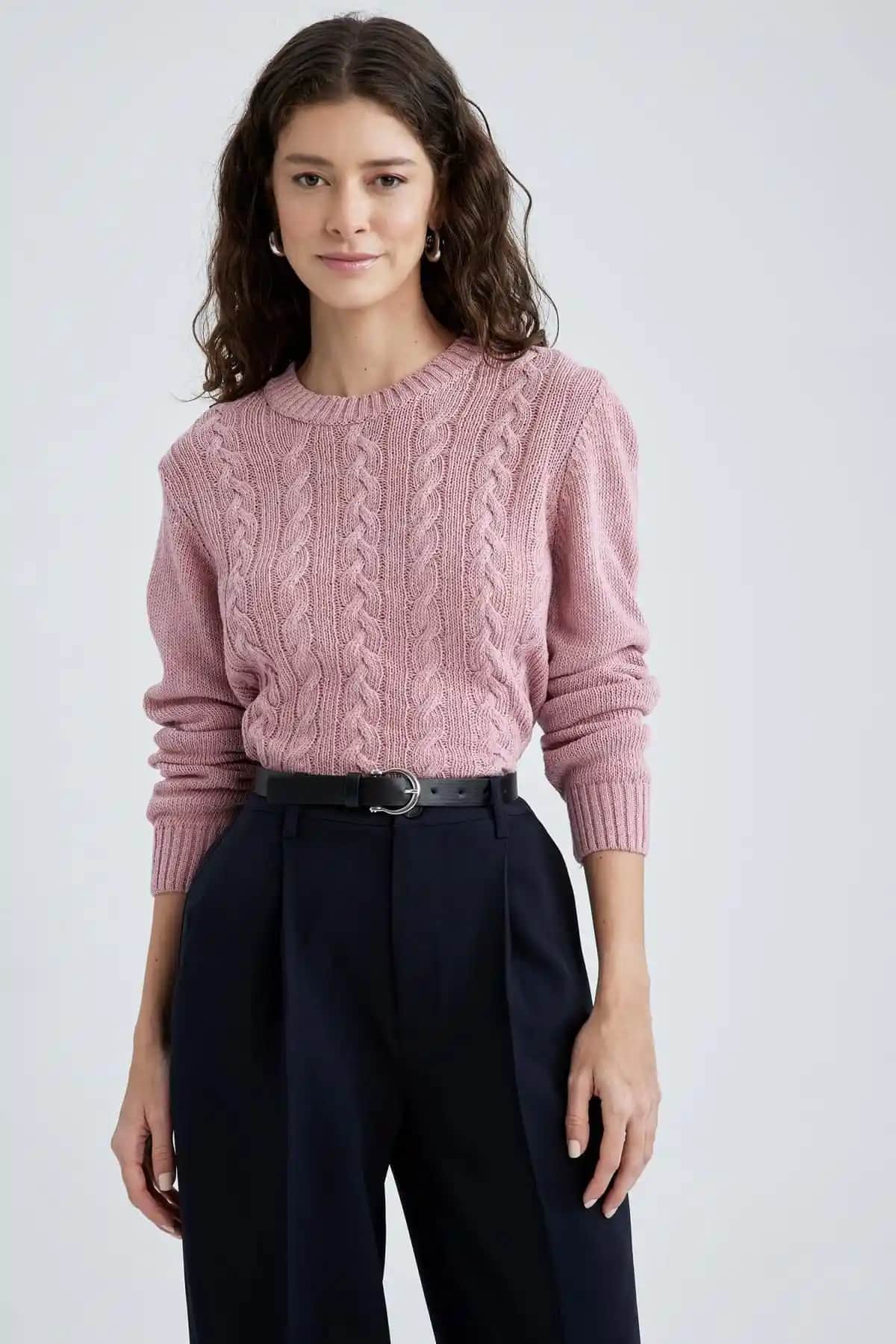 DeFacto Regular Fit Bisiklet Yaka Kazak: Günlük ve Klasik Tarzlara Uygun Çok Yönlü Seçenek