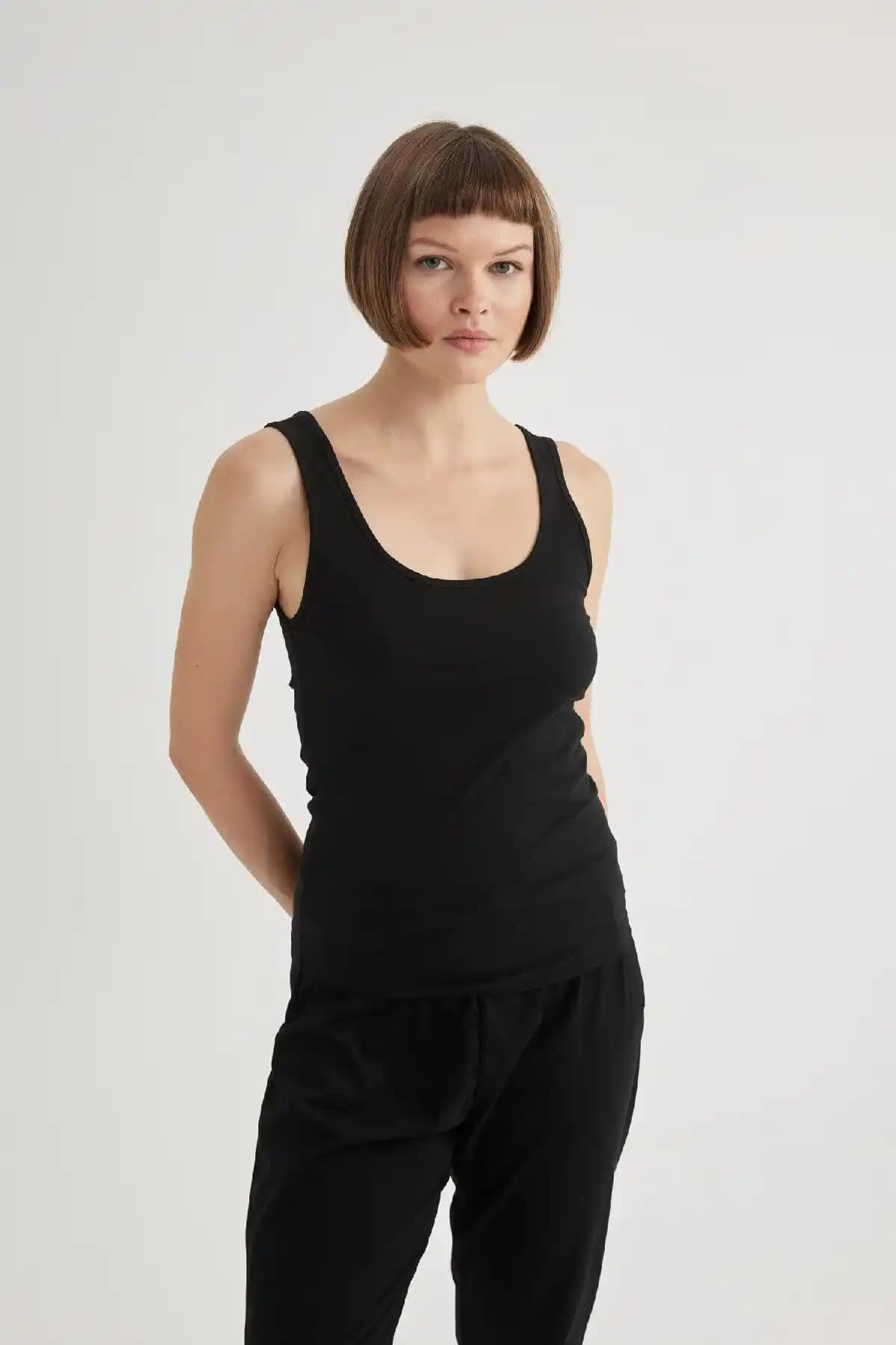 DeFacto Regular Fit Pamuklu Siyah İç Atlet: Günlük ve Spor Kullanımına Uygun Rahat Tasarım