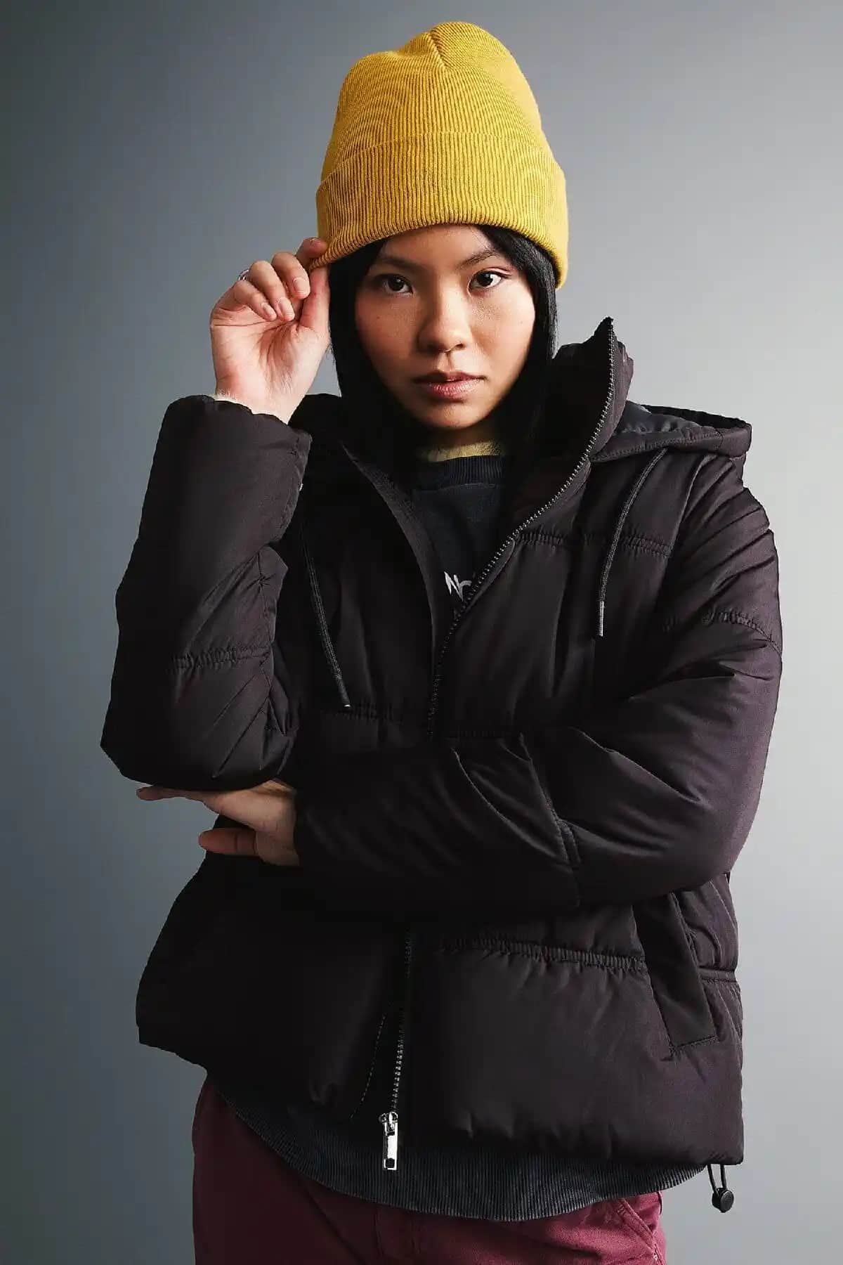 DeFacto Su Geçirmez Oversize Kapüşonlu Puffer Mont: Şık ve Fonksiyonel Kış Giyim Ürünü