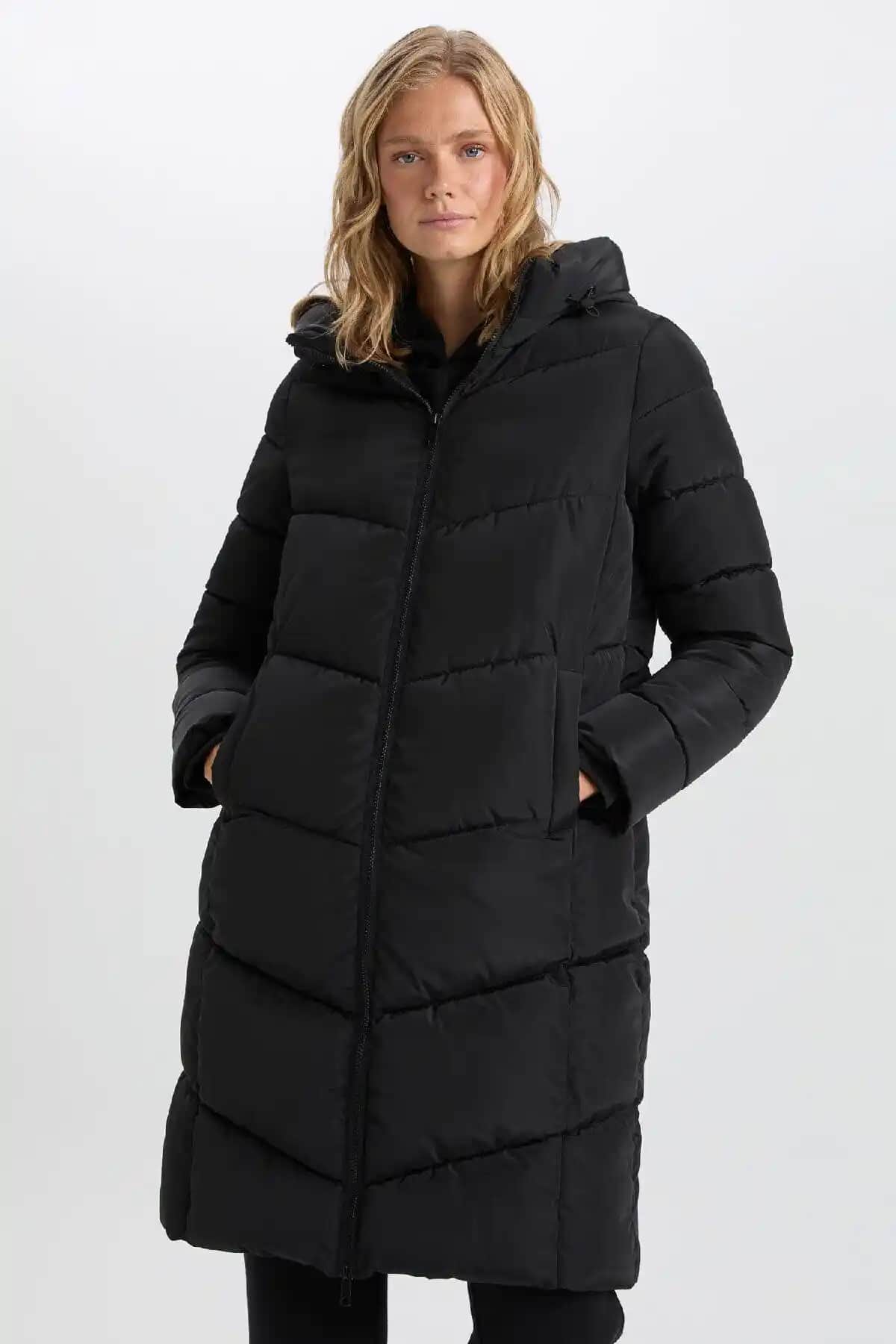 Defacto Su Itici Uzun Şişme Mont Parka: Kış Ayları İçin Fonksiyonel ve Şık Seçenek