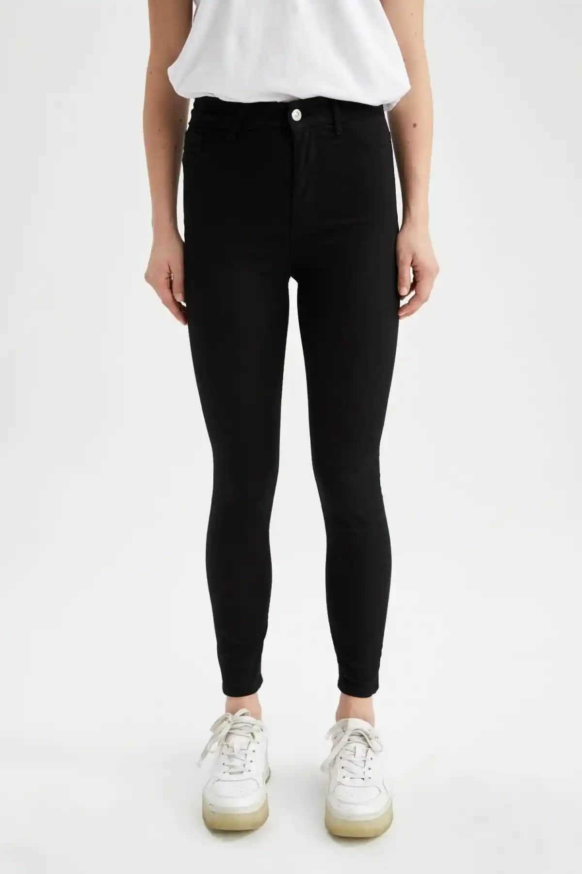 DeFacto Süper Skinny Fit Jean Pantolon: Şıklık ve Rahatlık Sunan Modern Tasarım