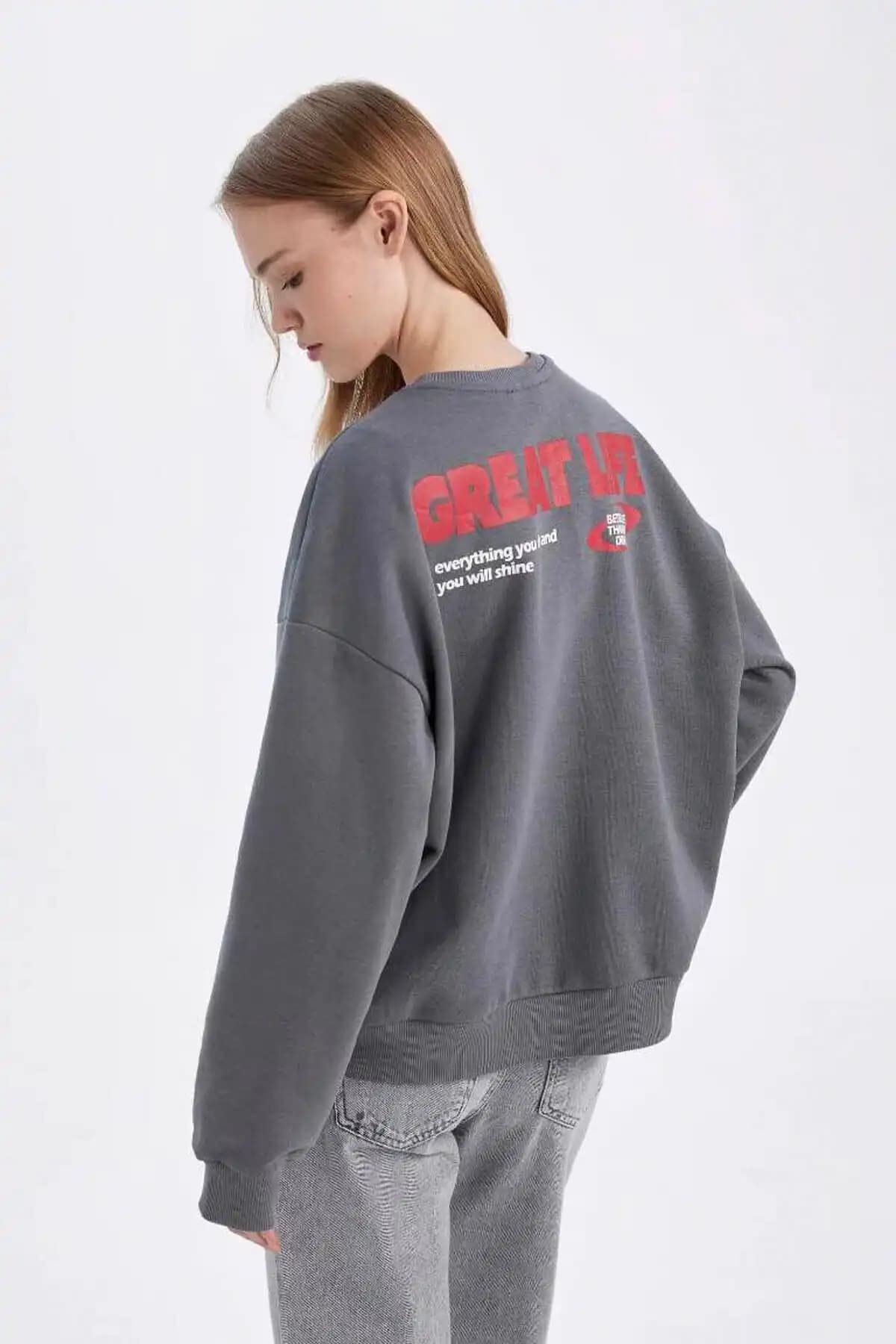 Defacto Sweatshirt Karşılaştırması: Oversize ve Kadın Modellerinin Özellikleri ve Kullanım Alanları 2